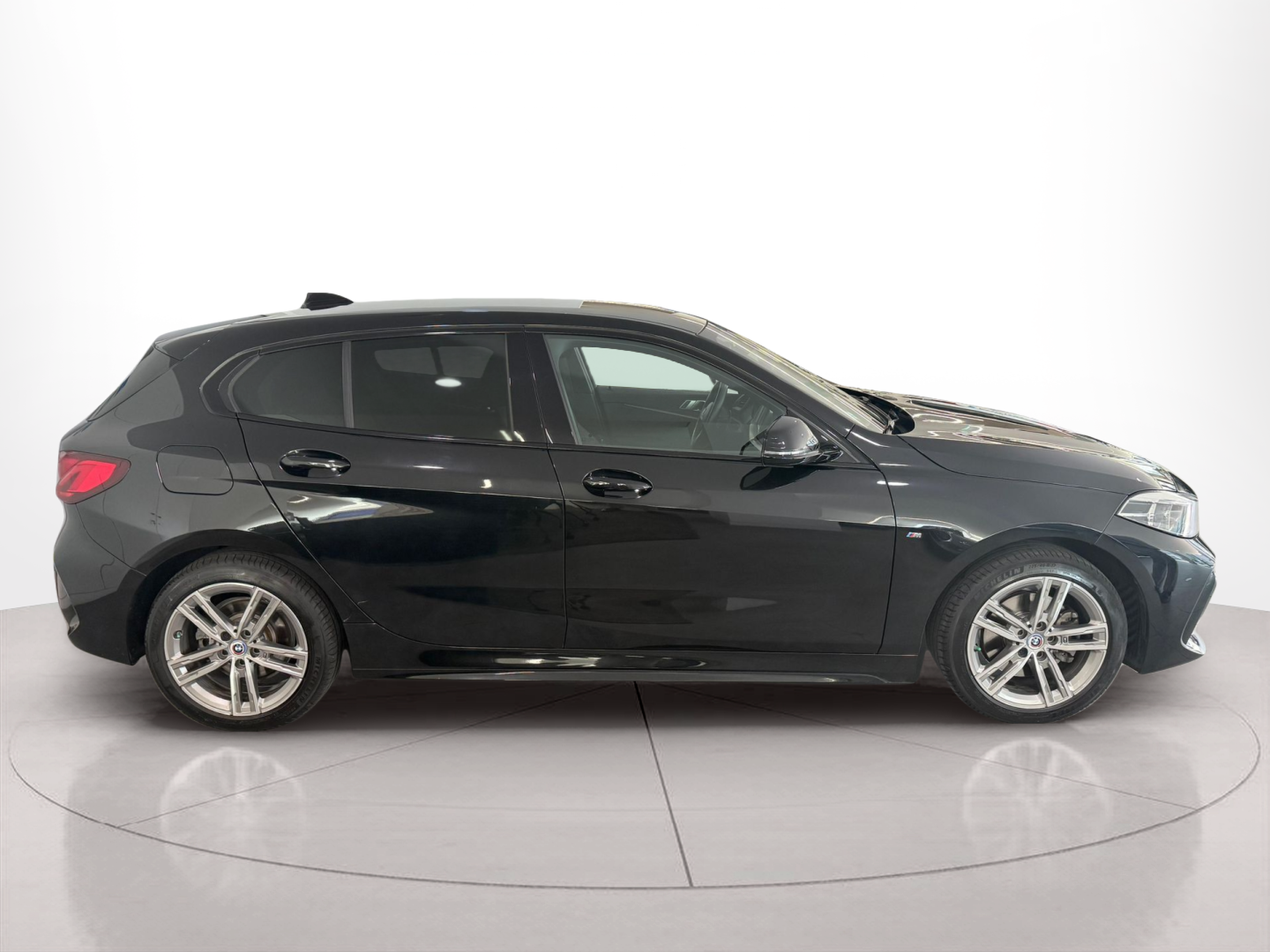 BMW Série 1 116d color Negro. Año 2022. 85KW(116CV). Diesel. En concesionario Santogal Carnaxide de Oeiras
