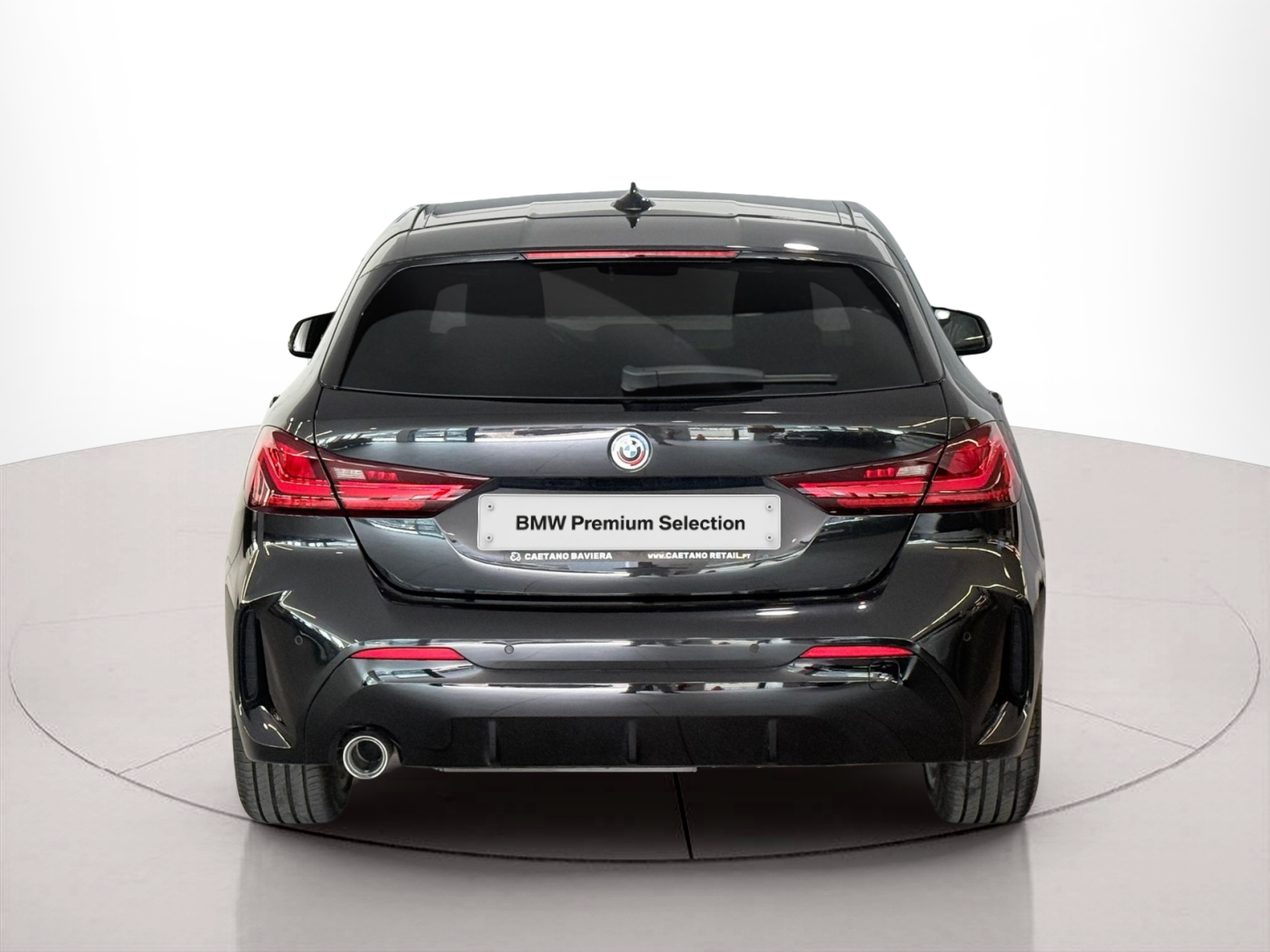 BMW Série 1 116d color Negro. Año 2022. 85KW(116CV). Diesel. En concesionario Santogal Carnaxide de Oeiras