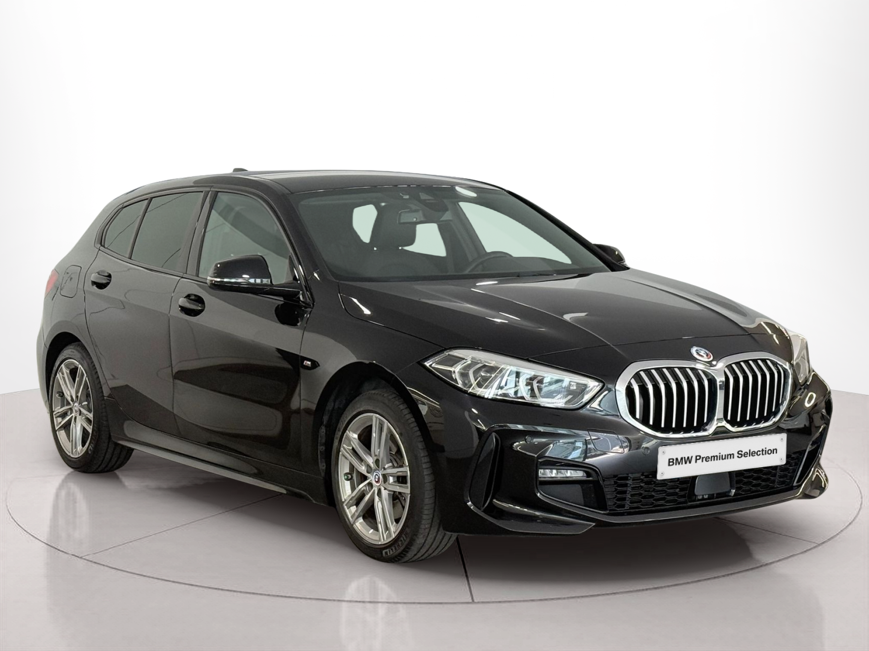 BMW Série 1 116d color Negro. Año 2022. 85KW(116CV). Diesel. En concesionario Santogal Carnaxide de Oeiras