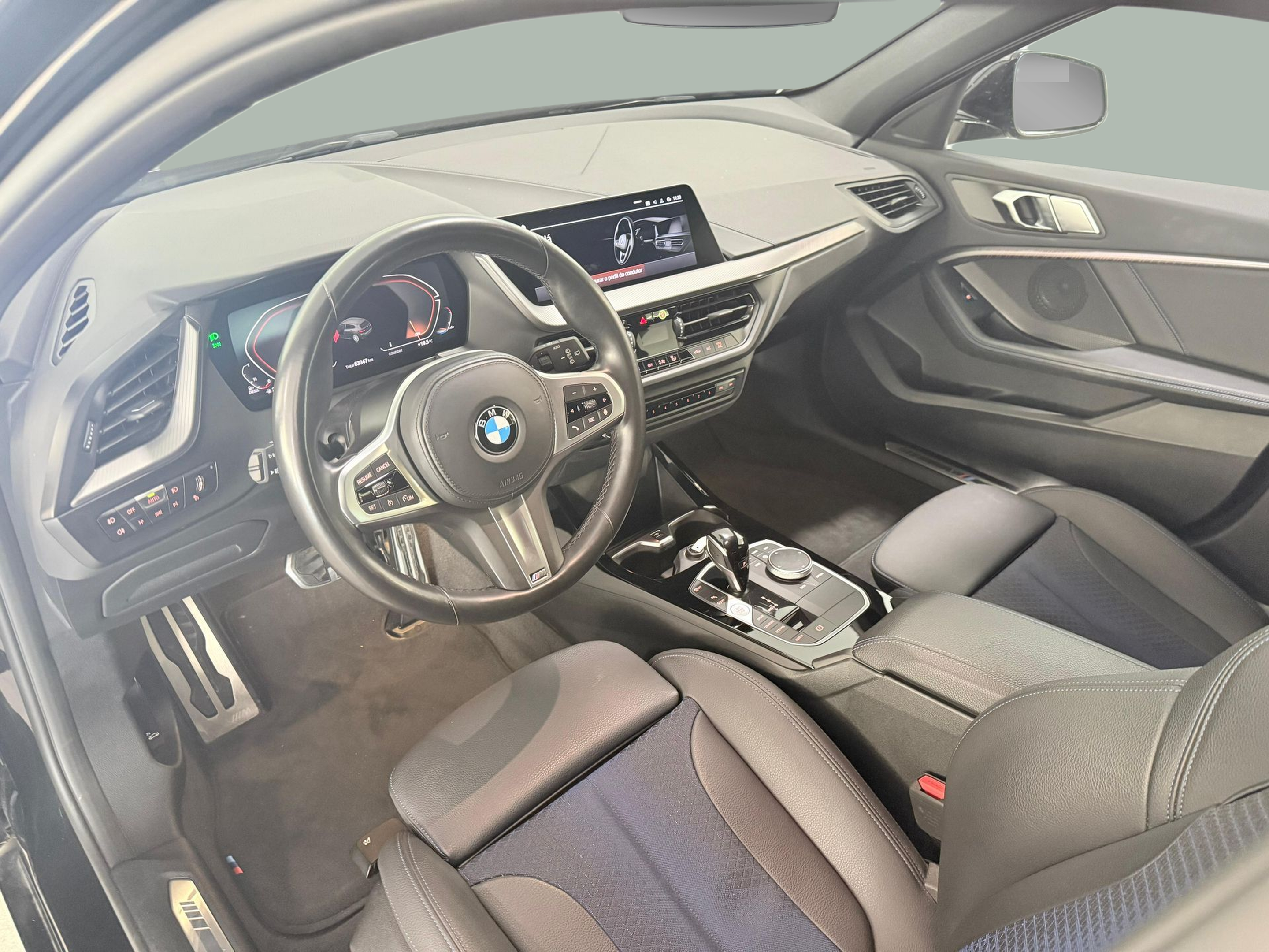 BMW Série 1 116d color Negro. Año 2022. 85KW(116CV). Diesel. En concesionario Santogal Carnaxide de Oeiras