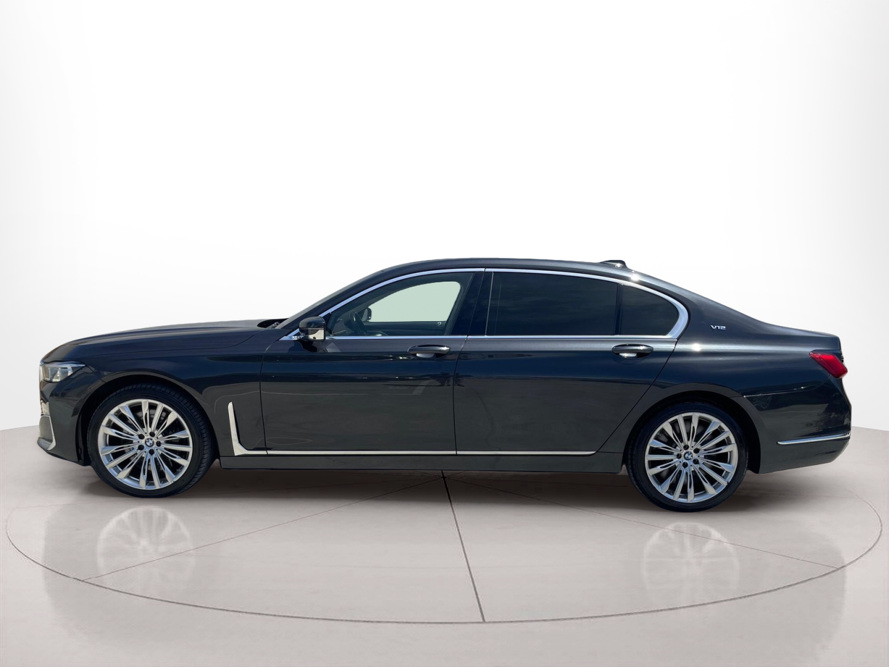 Fotos de BMW Série 7 M760Li color Gris. Año 2019. 430KW(585CV). Gasolina. En concesionario Santogal Carnaxide de Oeiras