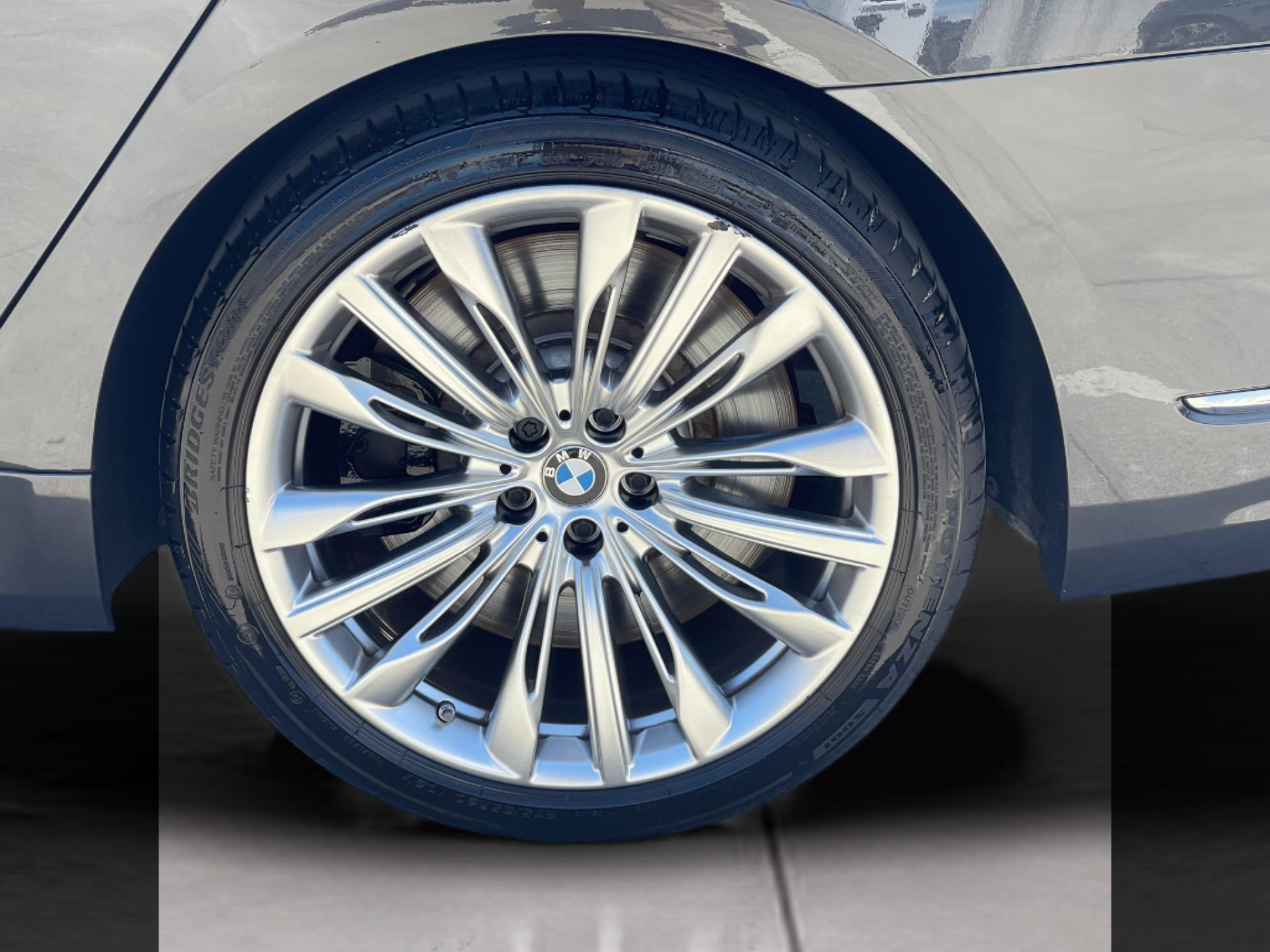 BMW Série 7 M760Li color Gris. Año 2019. 430KW(585CV). Gasolina. En concesionario Santogal Carnaxide de Oeiras