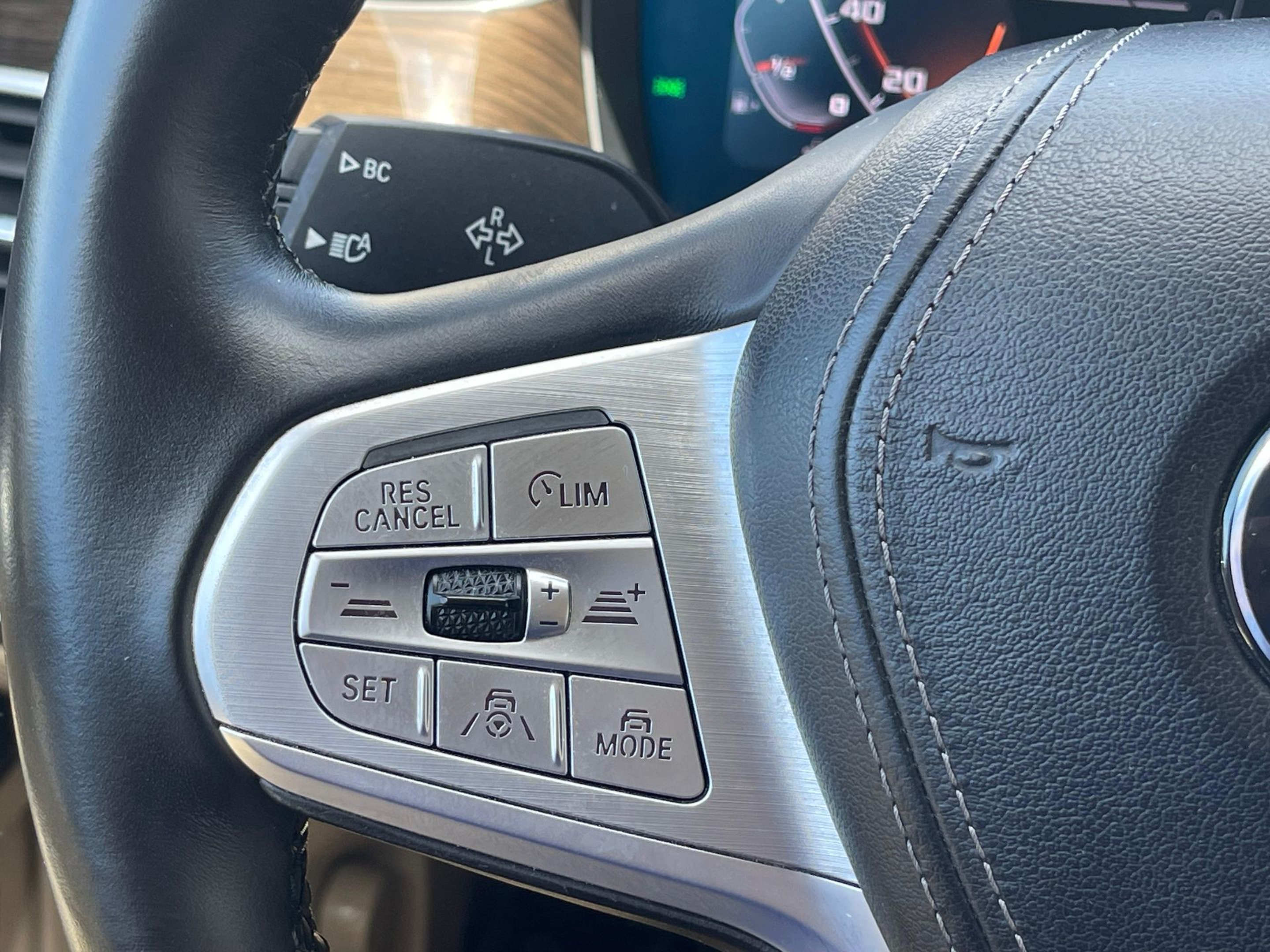 BMW Série 7 M760Li color Gris. Año 2019. 430KW(585CV). Gasolina. En concesionario Santogal Carnaxide de Oeiras