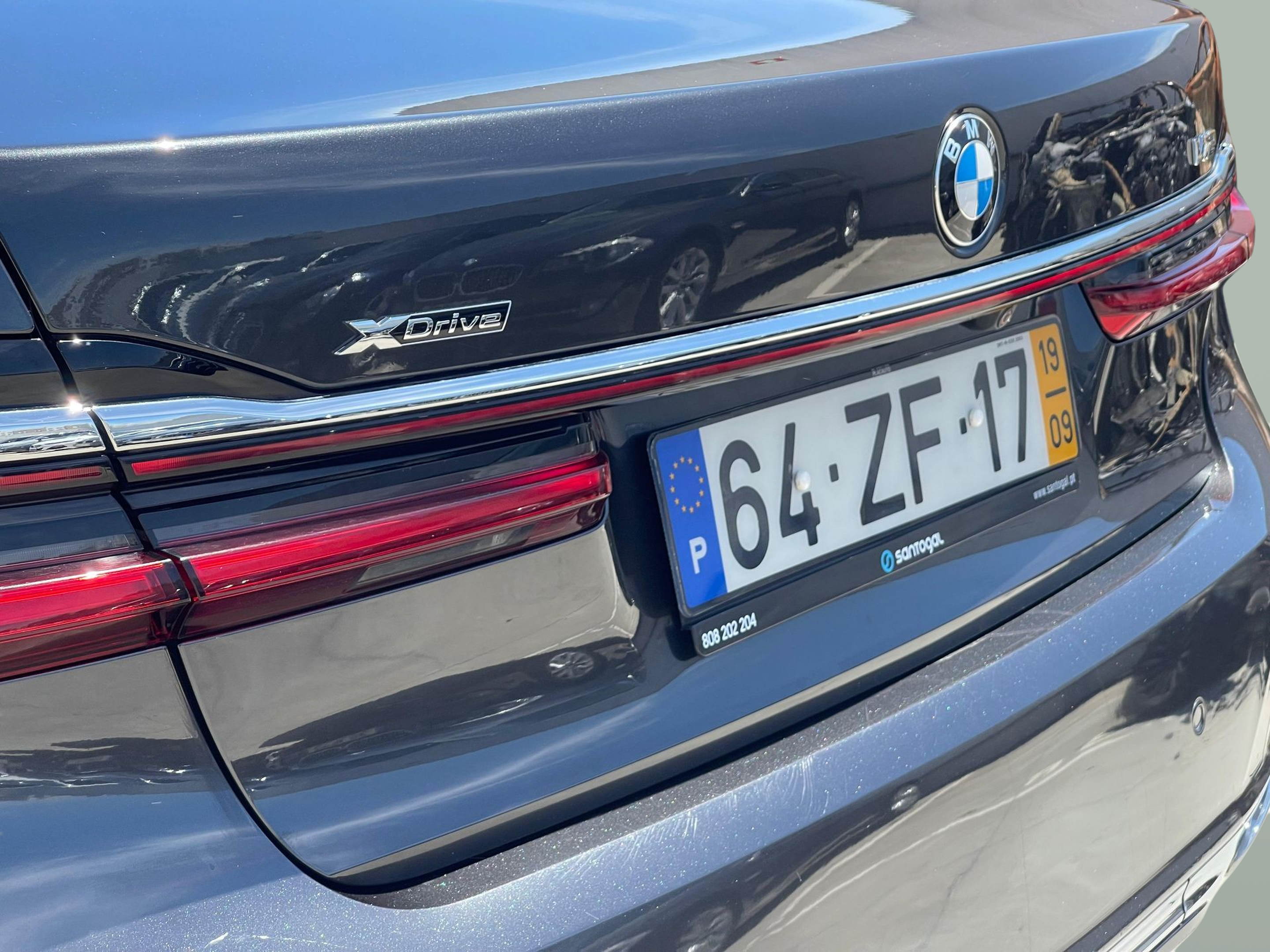 BMW Série 7 M760Li color Gris. Año 2019. 430KW(585CV). Gasolina. En concesionario Santogal Carnaxide de Oeiras