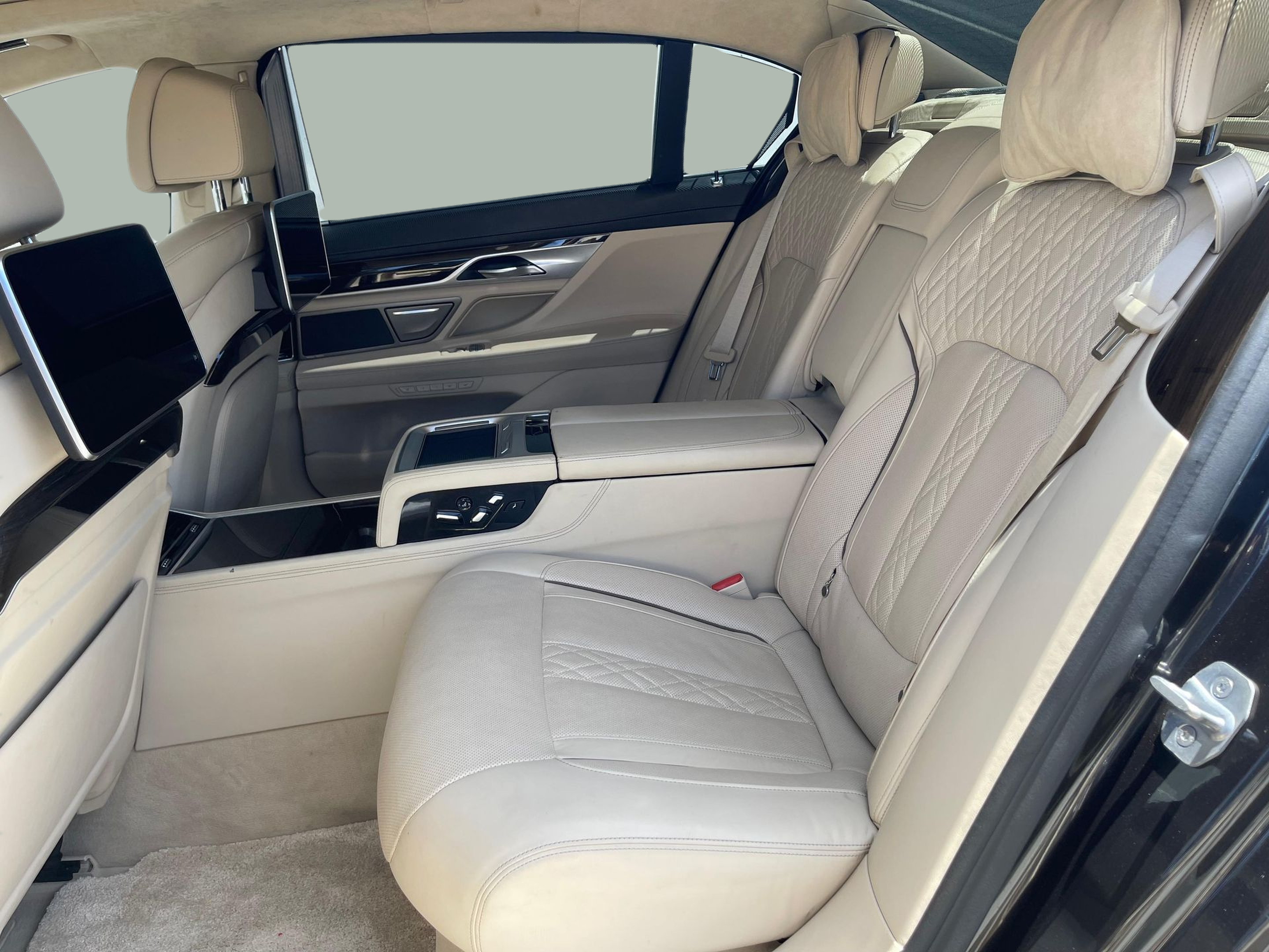 BMW Série 7 M760Li color Gris. Año 2019. 430KW(585CV). Gasolina. En concesionario Santogal Carnaxide de Oeiras