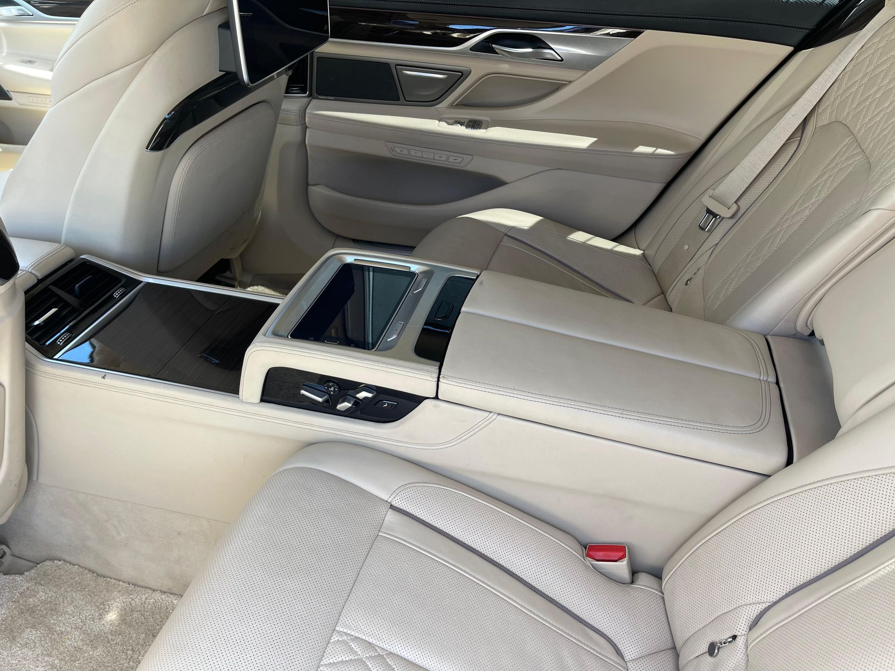 BMW Série 7 M760Li color Gris. Año 2019. 430KW(585CV). Gasolina. En concesionario Santogal Carnaxide de Oeiras