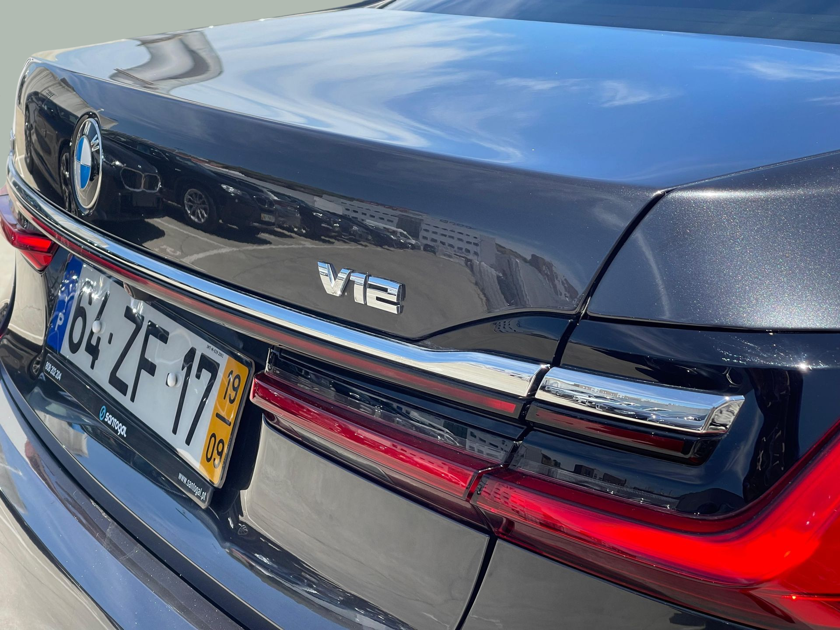 BMW Série 7 M760Li color Gris. Año 2019. 430KW(585CV). Gasolina. En concesionario Santogal Carnaxide de Oeiras