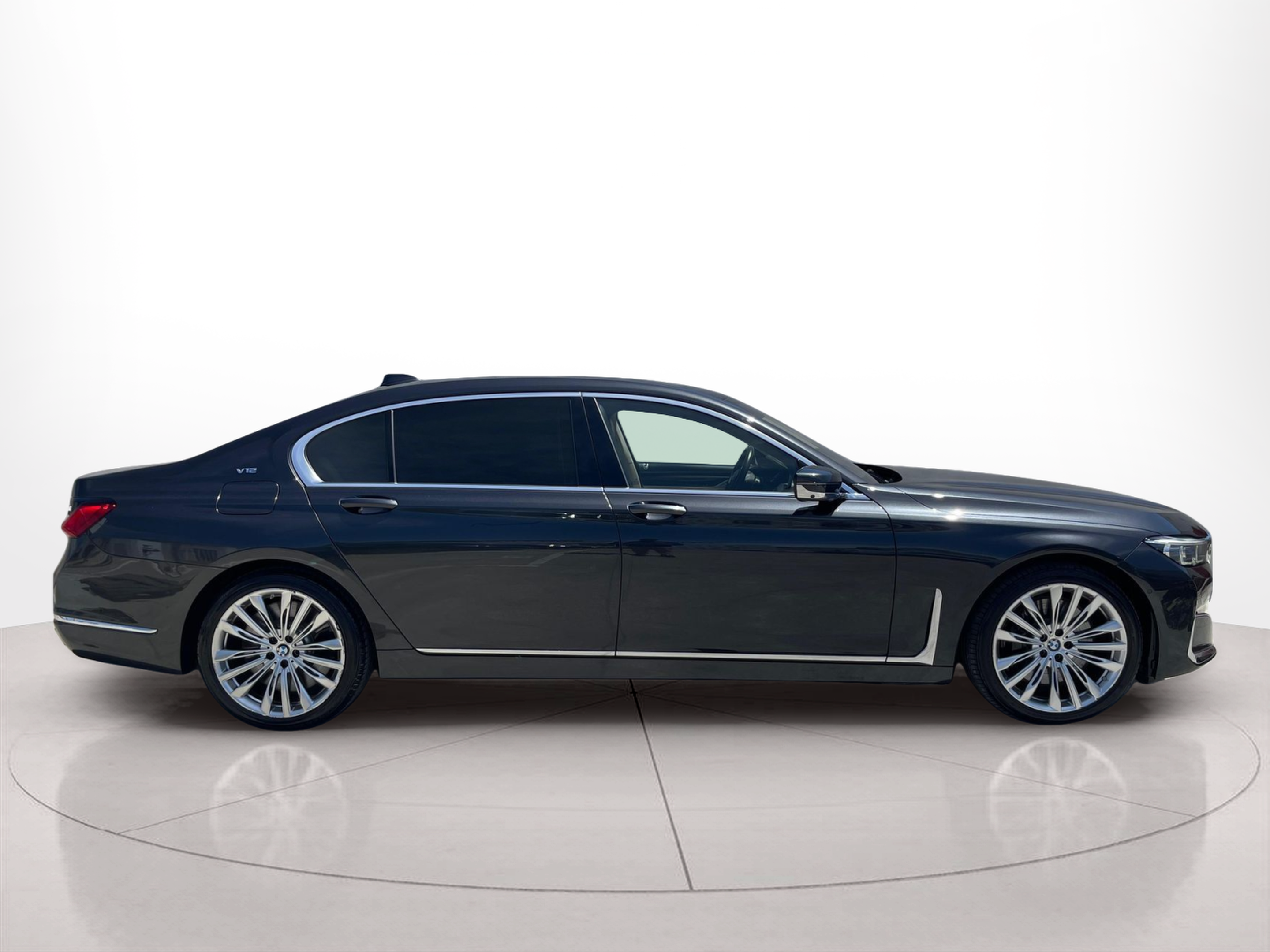 BMW Série 7 M760Li color Gris. Año 2019. 430KW(585CV). Gasolina. En concesionario Santogal Carnaxide de Oeiras
