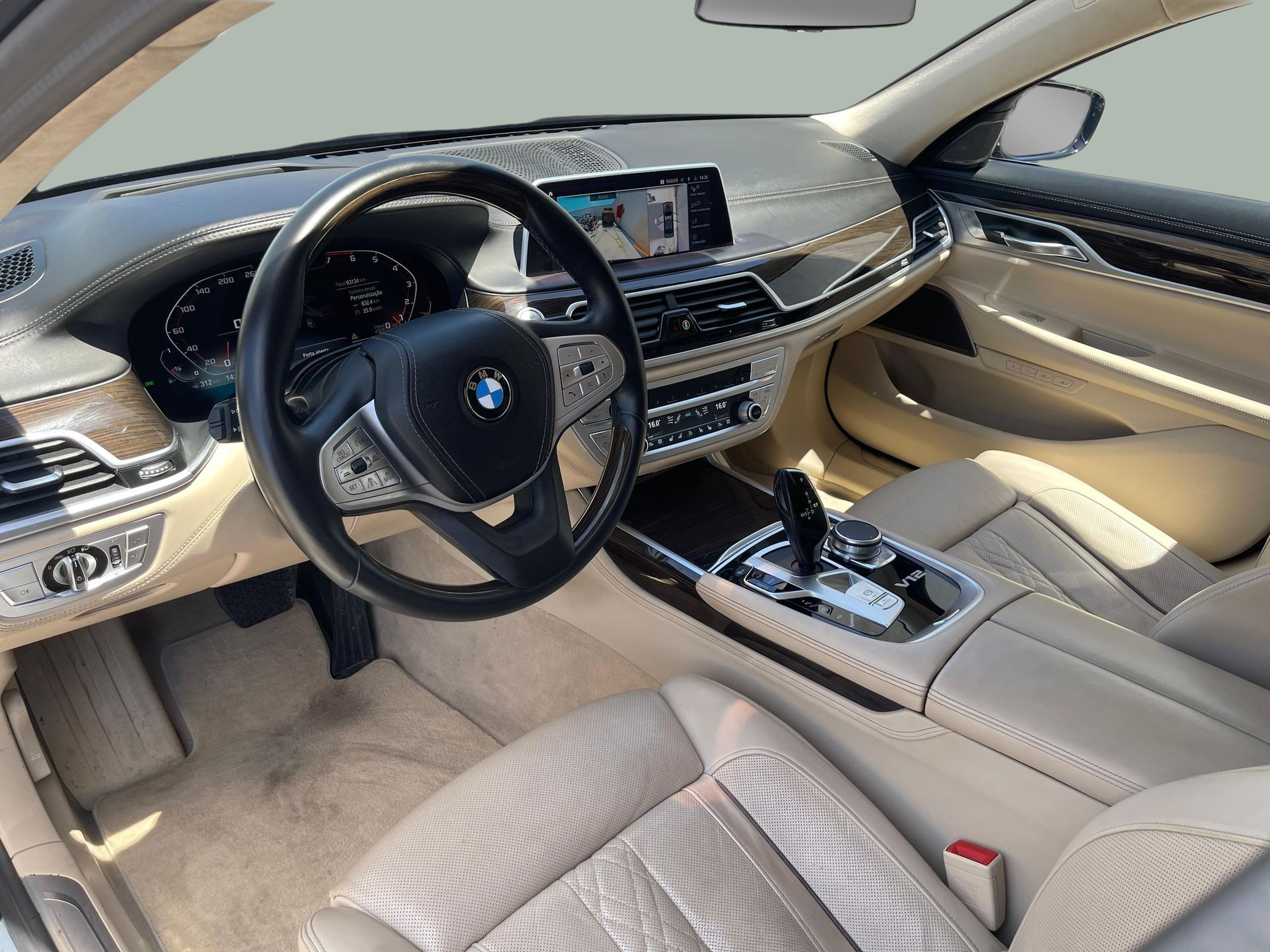 BMW Série 7 M760Li color Gris. Año 2019. 430KW(585CV). Gasolina. En concesionario Santogal Carnaxide de Oeiras