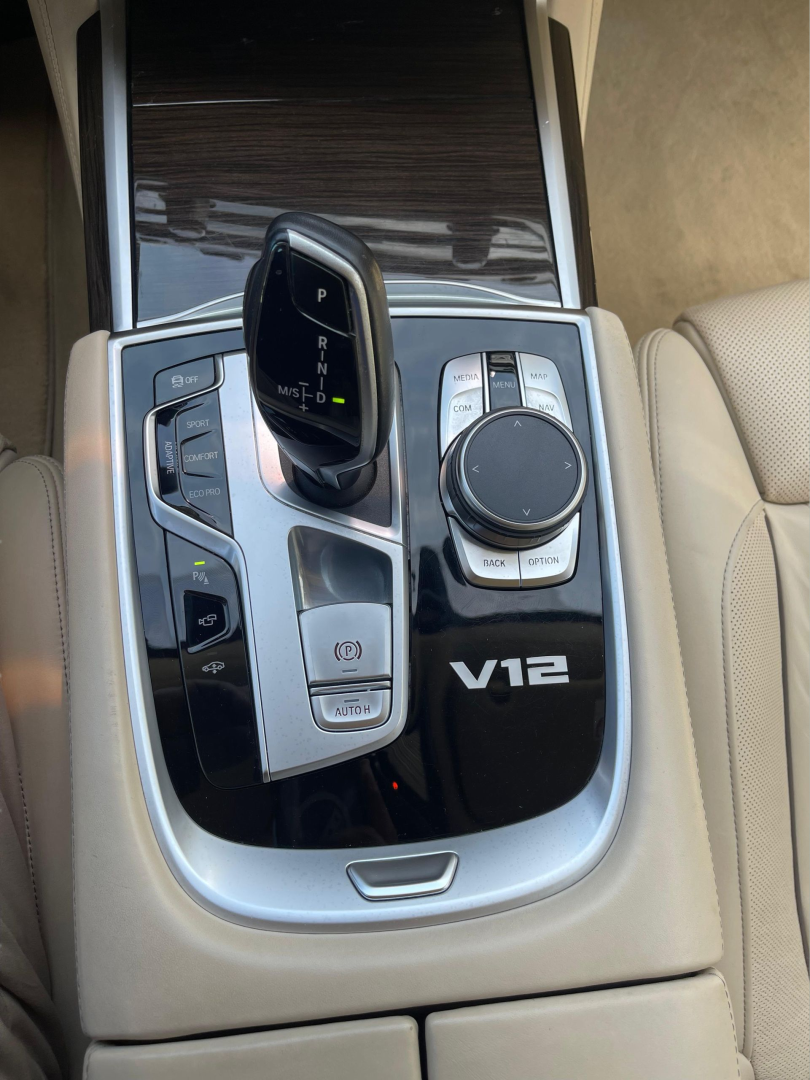 BMW Série 7 M760Li color Gris. Año 2019. 430KW(585CV). Gasolina. En concesionario Santogal Carnaxide de Oeiras