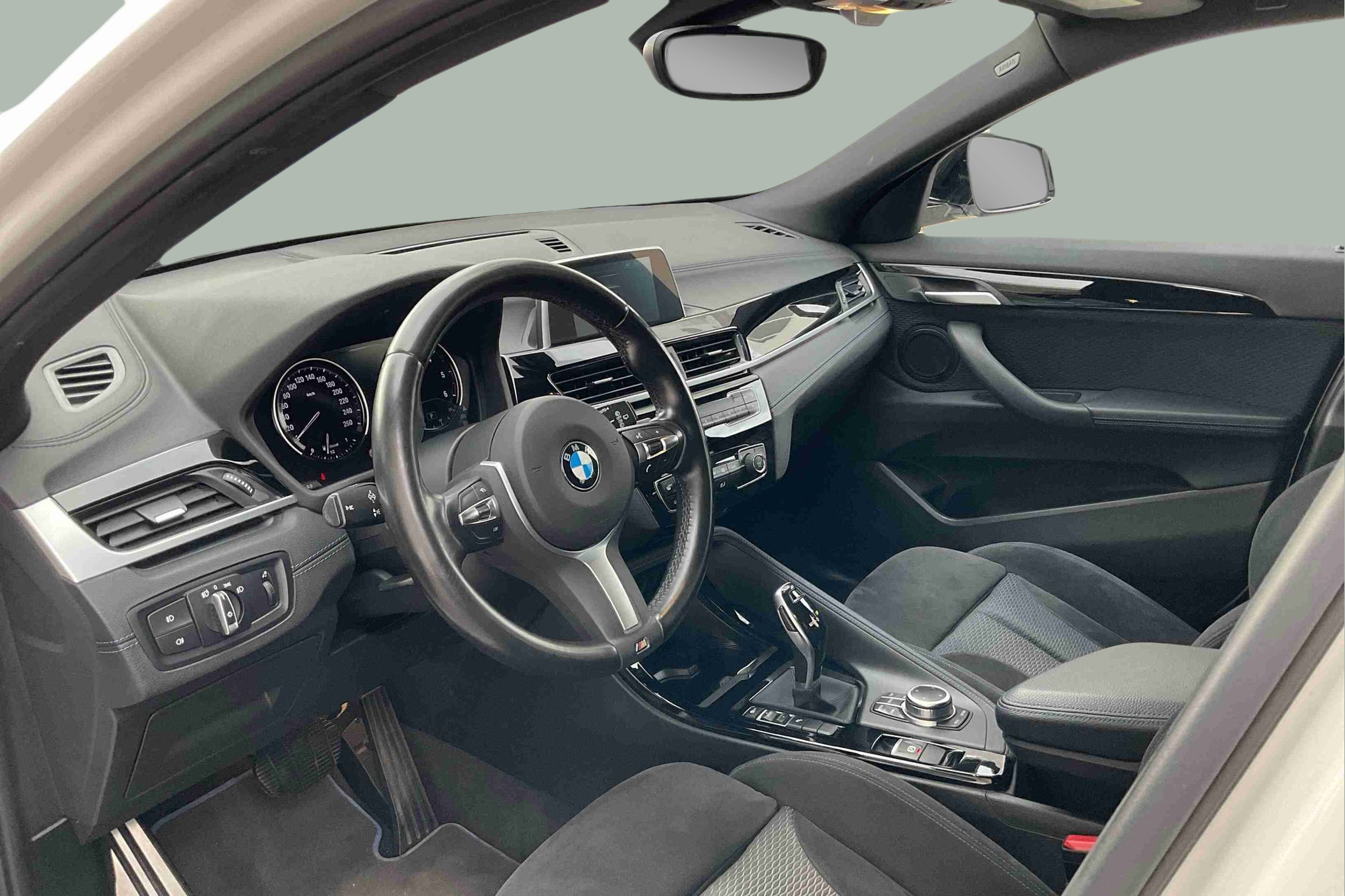 BMW X2 sDrive16d color Blanco. Año 2019. 85KW(116CV). Diesel. En concesionario Santogal Setúbal de Setúbal