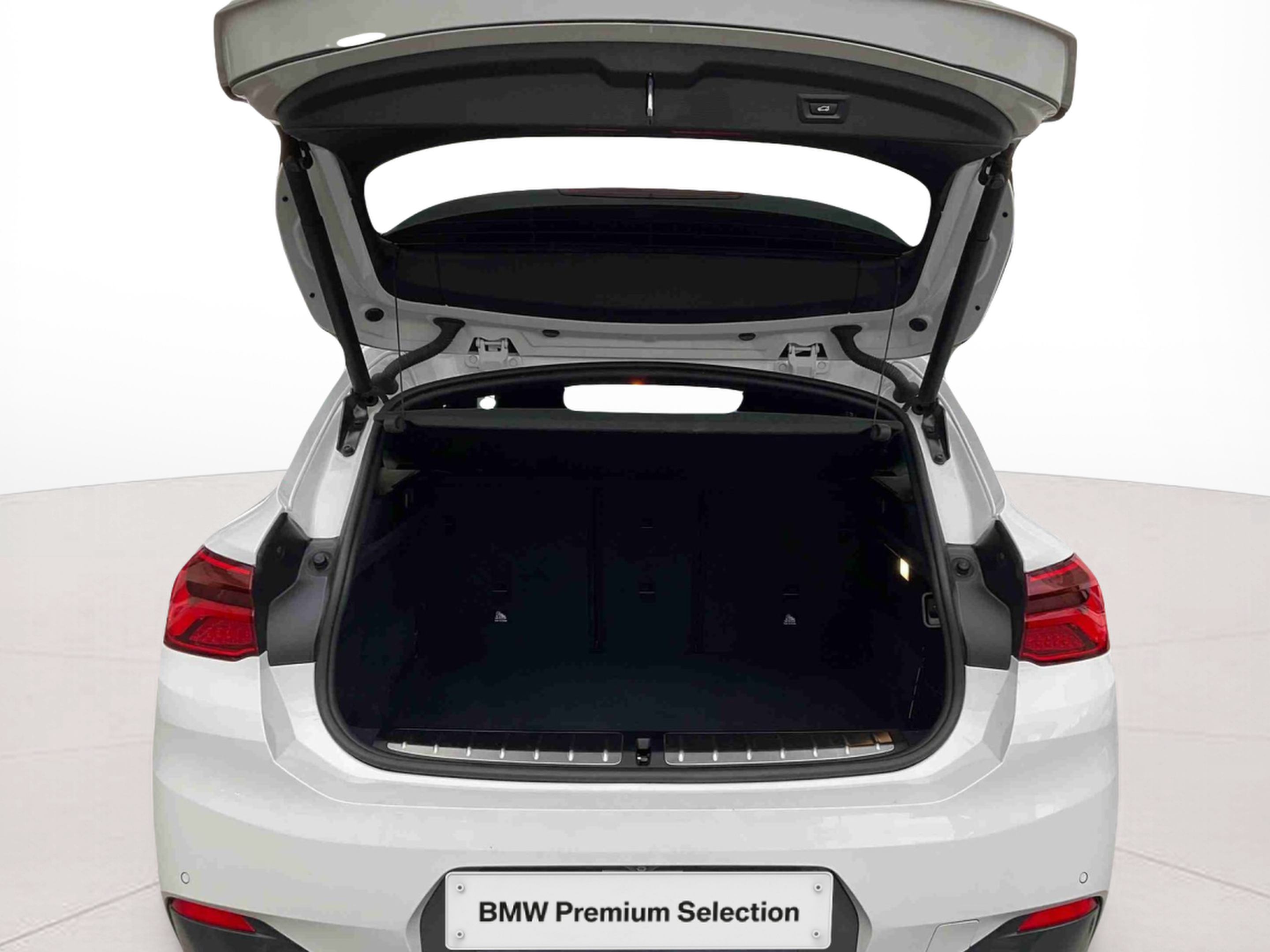 BMW X2 sDrive16d color Blanco. Año 2019. 85KW(116CV). Diesel. En concesionario Santogal Setúbal de Setúbal