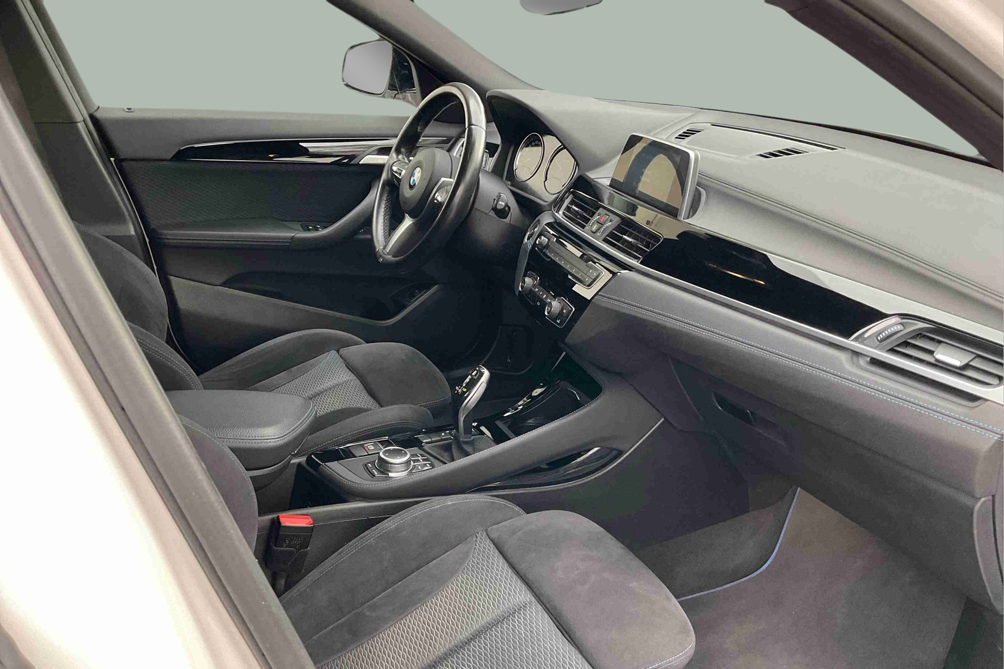 BMW X2 sDrive16d color Blanco. Año 2019. 85KW(116CV). Diesel. En concesionario Santogal Setúbal de Setúbal