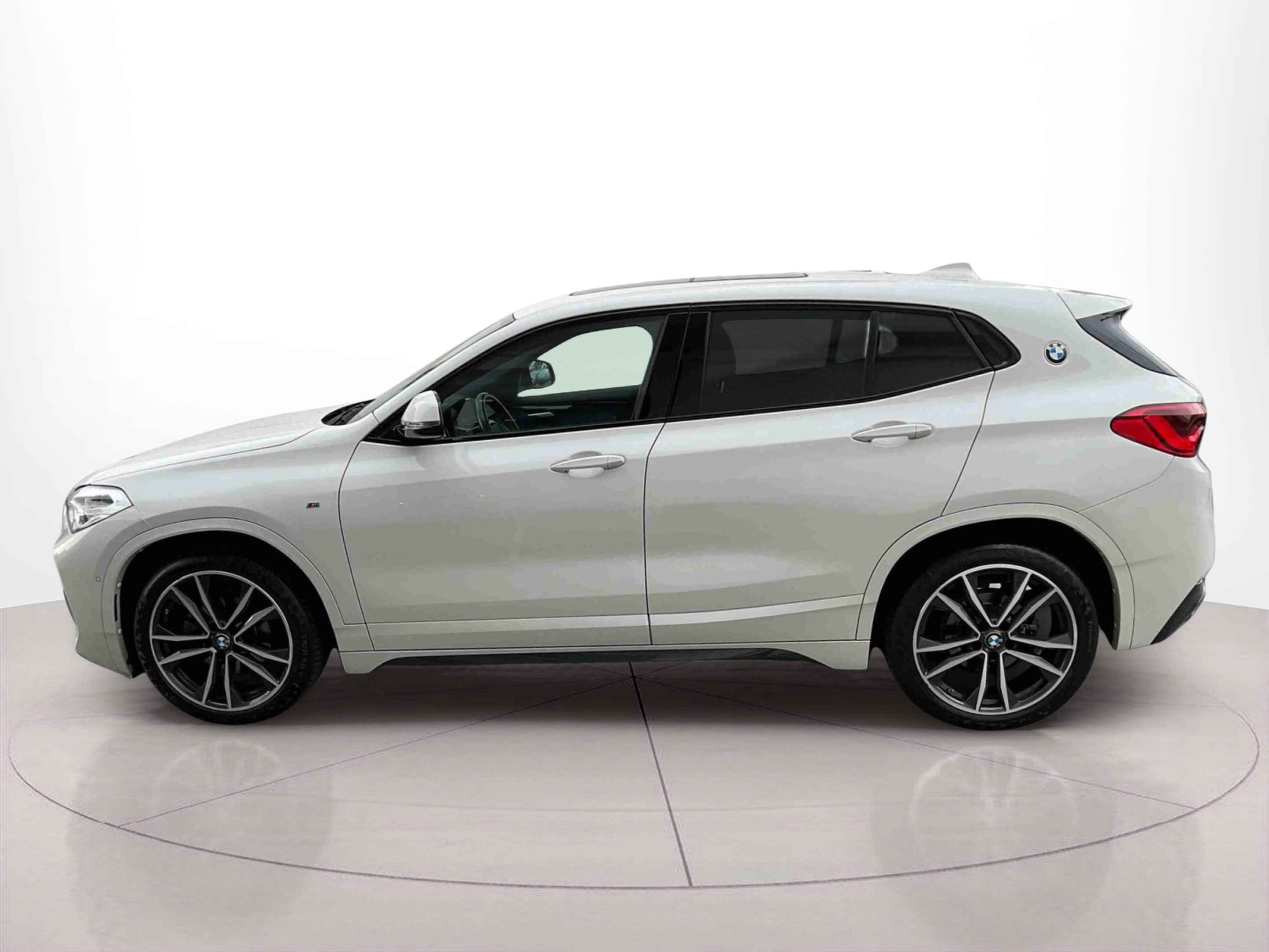 BMW X2 sDrive16d color Blanco. Año 2019. 85KW(116CV). Diesel. En concesionario Santogal Setúbal de Setúbal