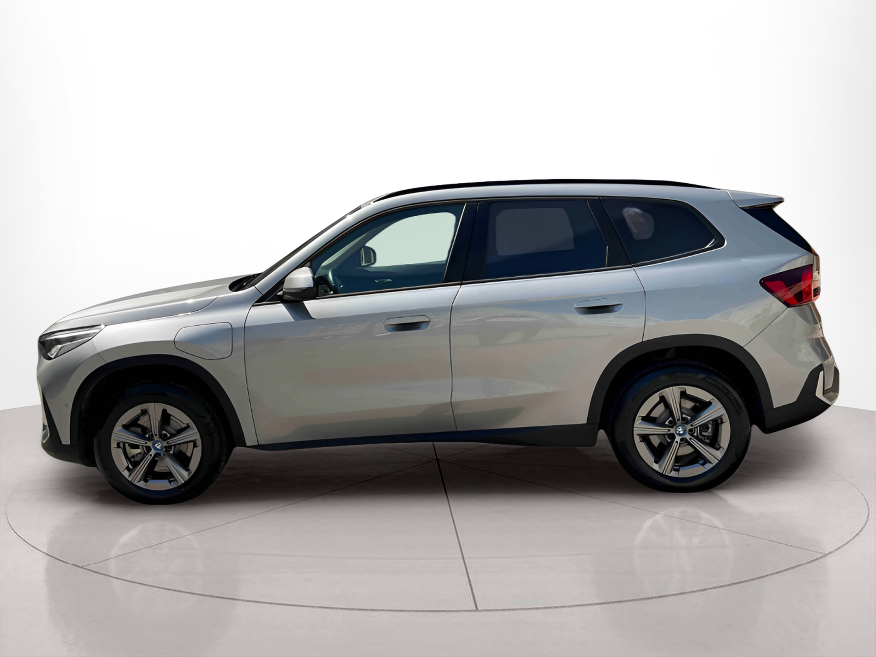 BMW X1 xDrive25e color Gris Plata. Año 2024. 180KW(245CV). Elétrico / Gasolina Híbrido. En concesionario Santogal Setúbal de Setúbal