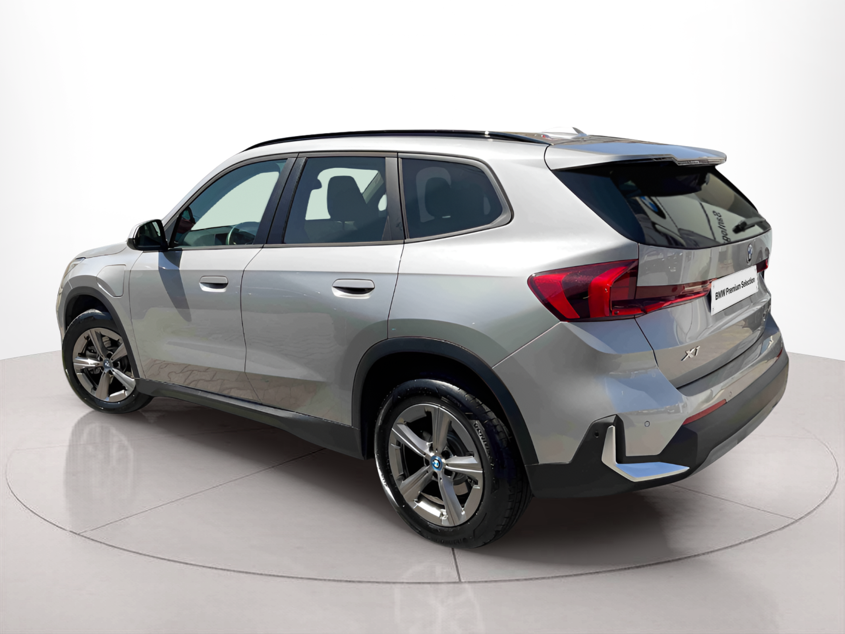 Fotos de BMW X1 xDrive25e color Gris Plata. Año 2024. 180KW(245CV). Elétrico / Gasolina Híbrido. En concesionario Santogal Setúbal de Setúbal