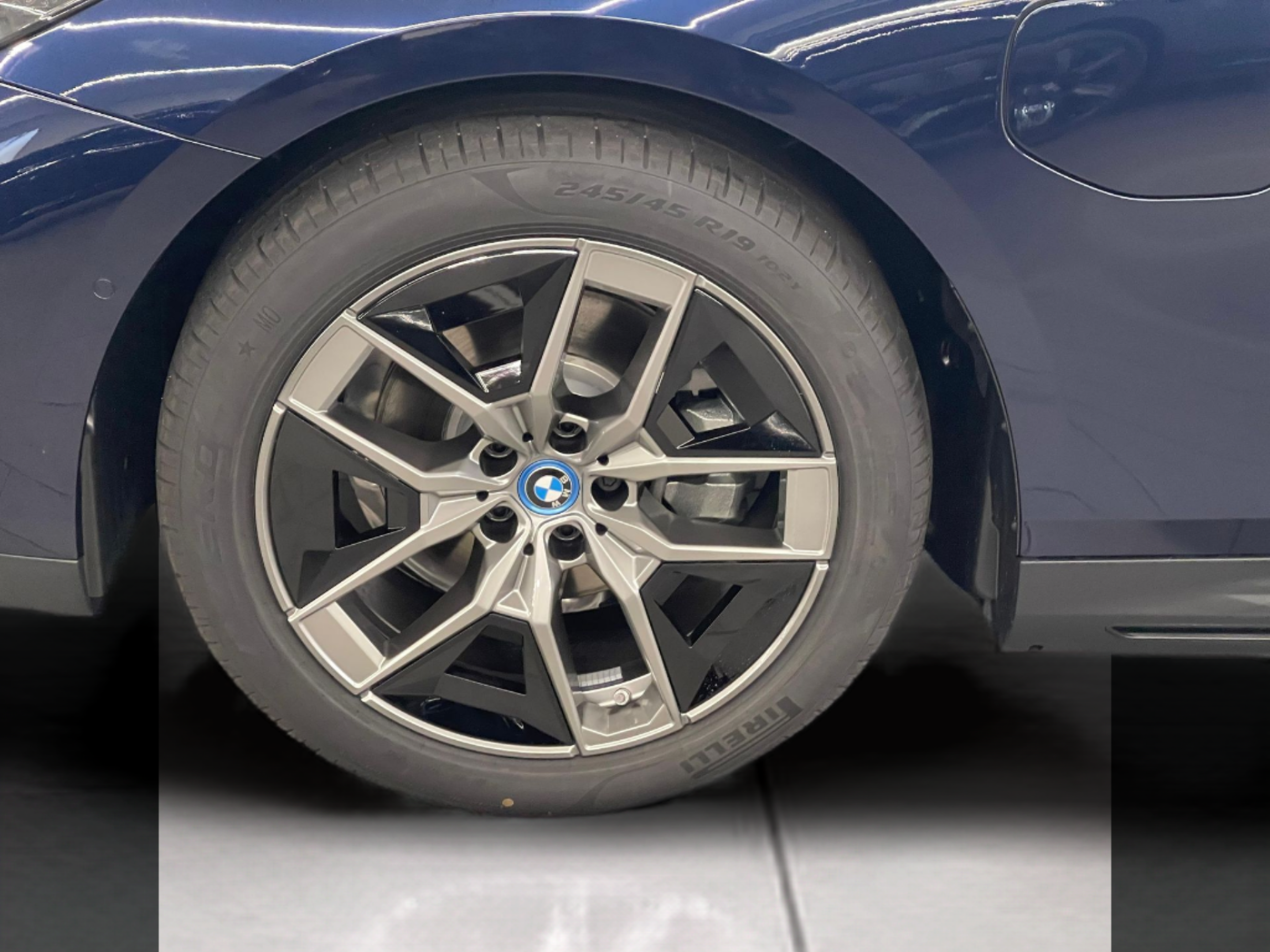 BMW Série 5 530e Berlina color Azul. Año 2024. 220KW(299CV). Elétrico / Gasolina Híbrido. En concesionario Santogal Carnaxide de Oeiras