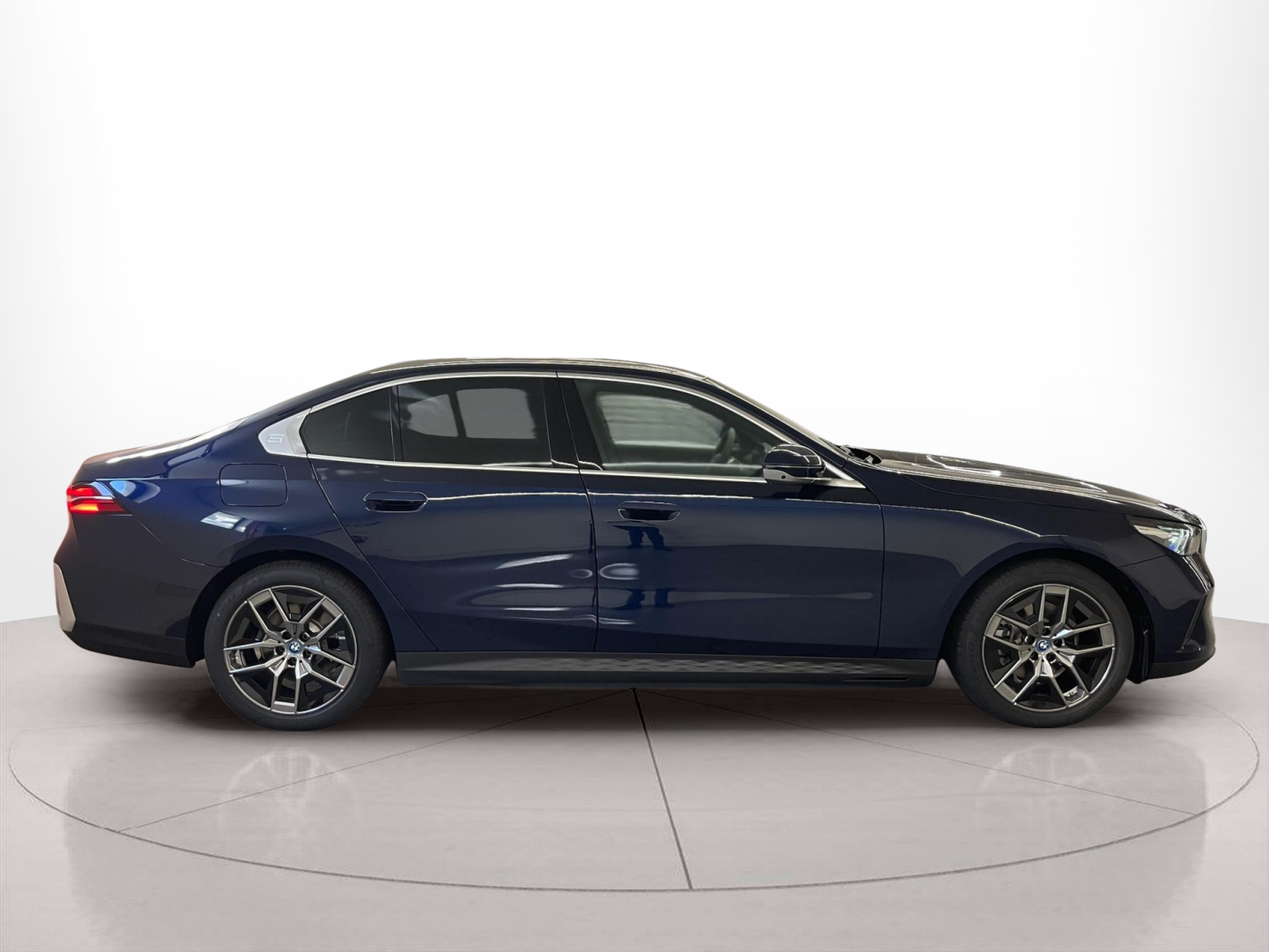 BMW Série 5 530e Berlina color Azul. Año 2024. 220KW(299CV). Elétrico / Gasolina Híbrido. En concesionario Santogal Carnaxide de Oeiras