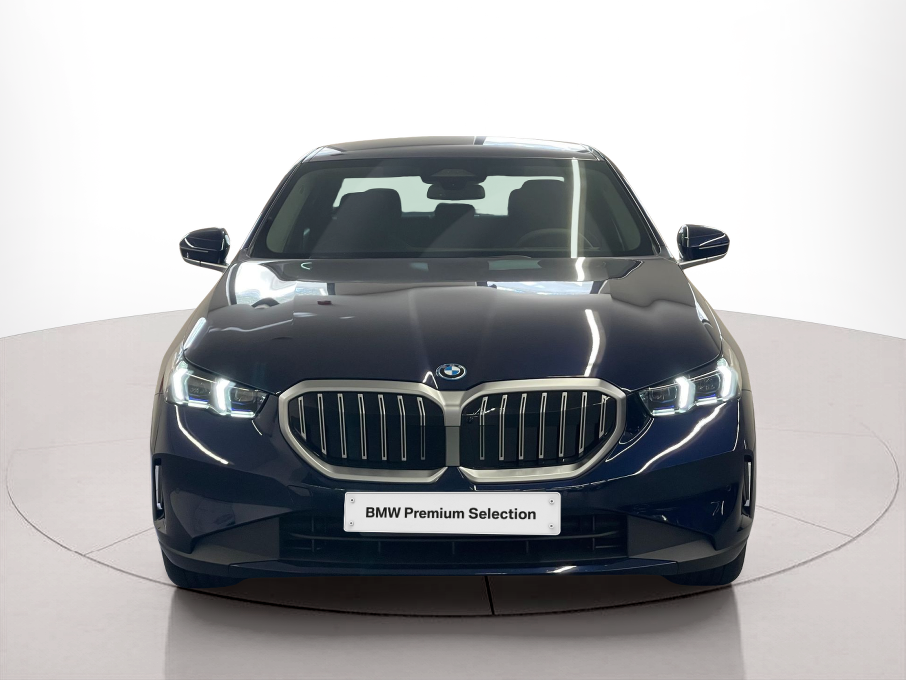 Fotos de BMW Série 5 530e Berlina color Azul. Año 2024. 220KW(299CV). Elétrico / Gasolina Híbrido. En concesionario Santogal Carnaxide de Oeiras