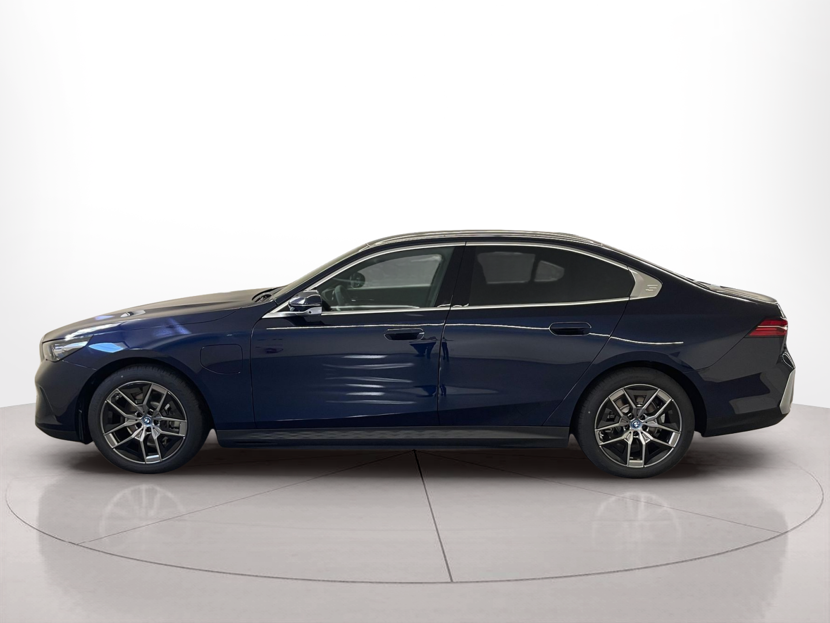 Fotos de BMW Série 5 530e Berlina color Azul. Año 2024. 220KW(299CV). Elétrico / Gasolina Híbrido. En concesionario Santogal Carnaxide de Oeiras