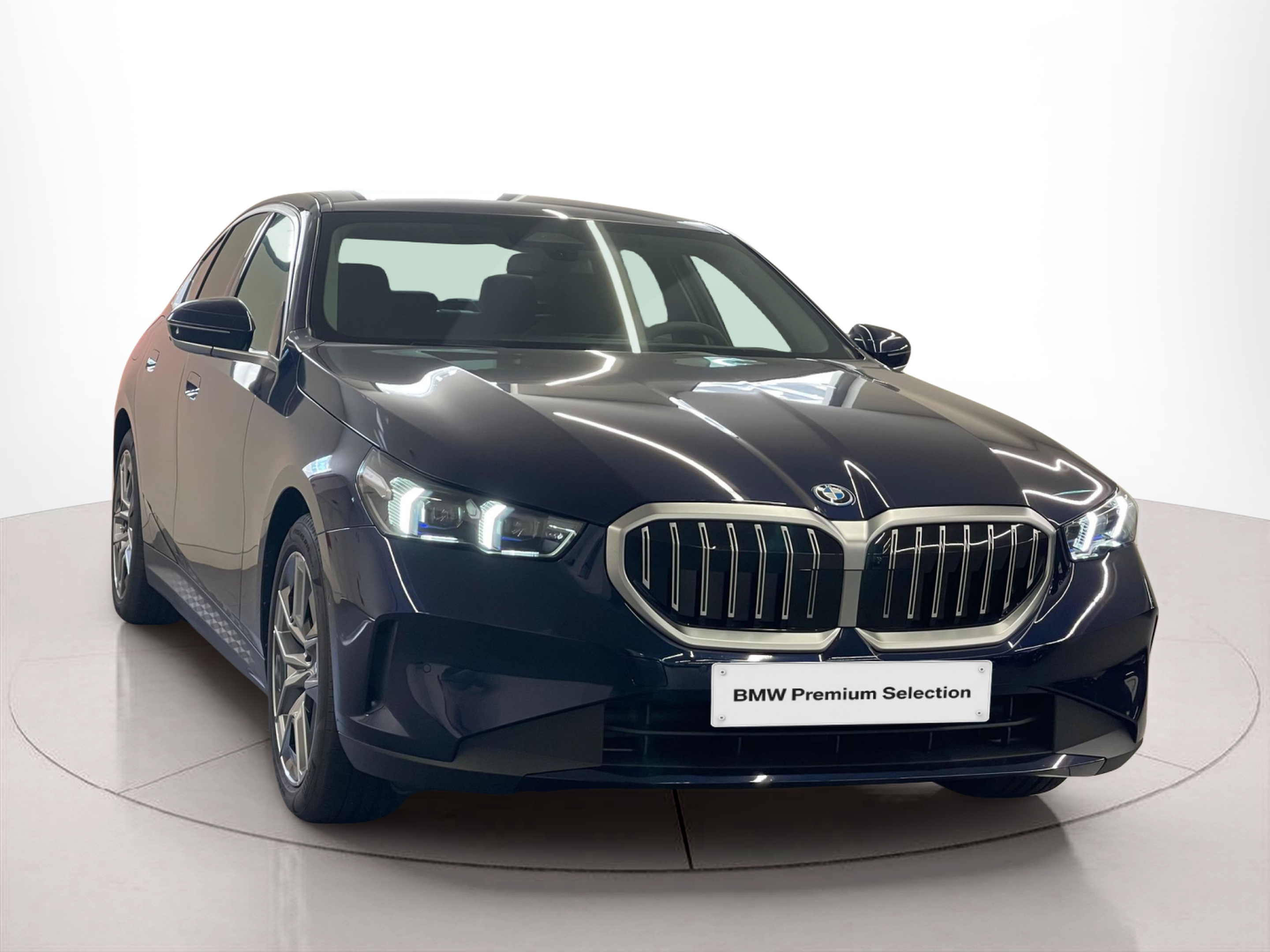 BMW Série 5 530e Berlina color Azul. Año 2024. 220KW(299CV). Elétrico / Gasolina Híbrido. En concesionario Santogal Carnaxide de Oeiras