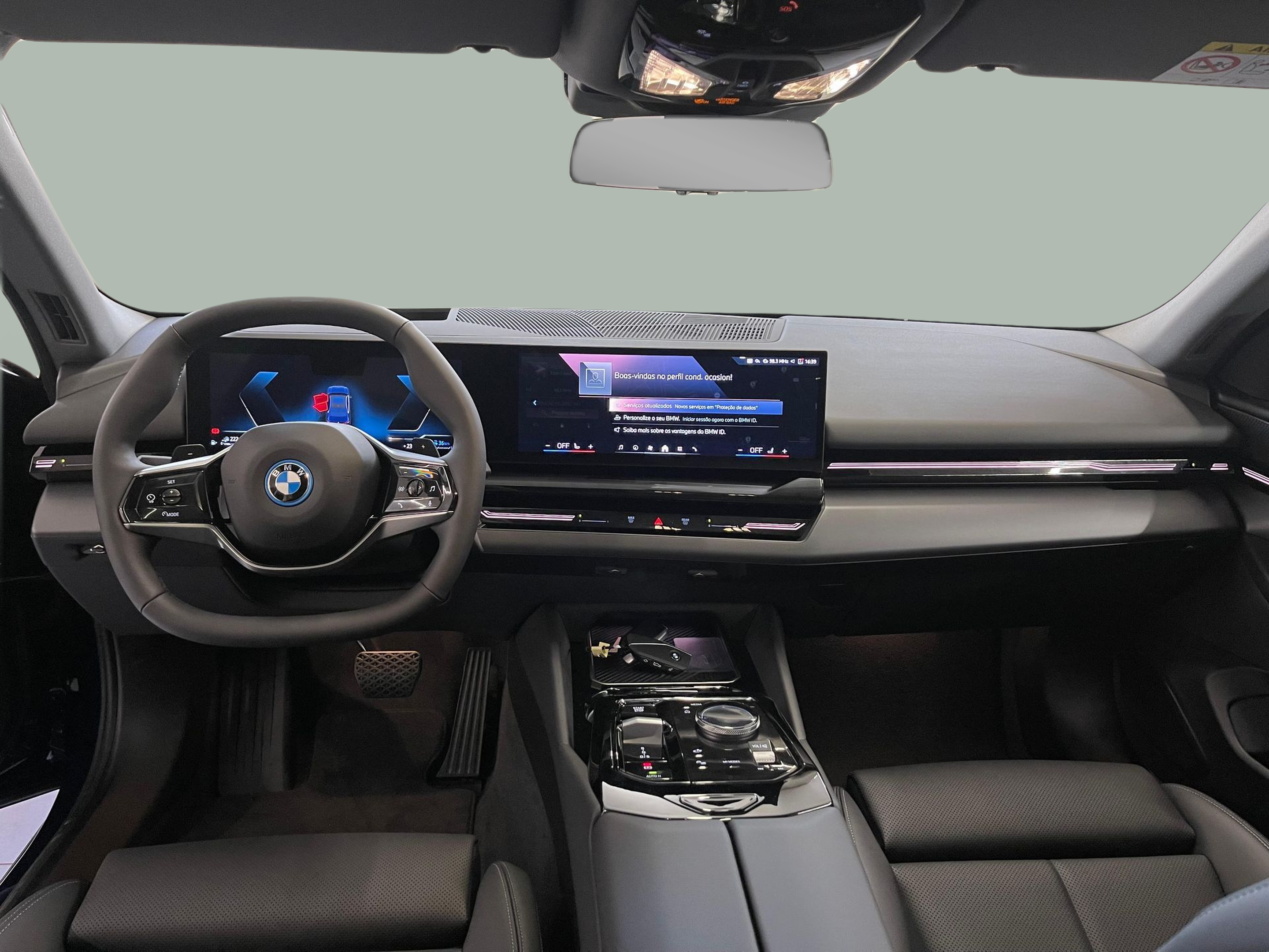 BMW Série 5 530e Berlina color Azul. Año 2024. 220KW(299CV). Elétrico / Gasolina Híbrido. En concesionario Santogal Carnaxide de Oeiras