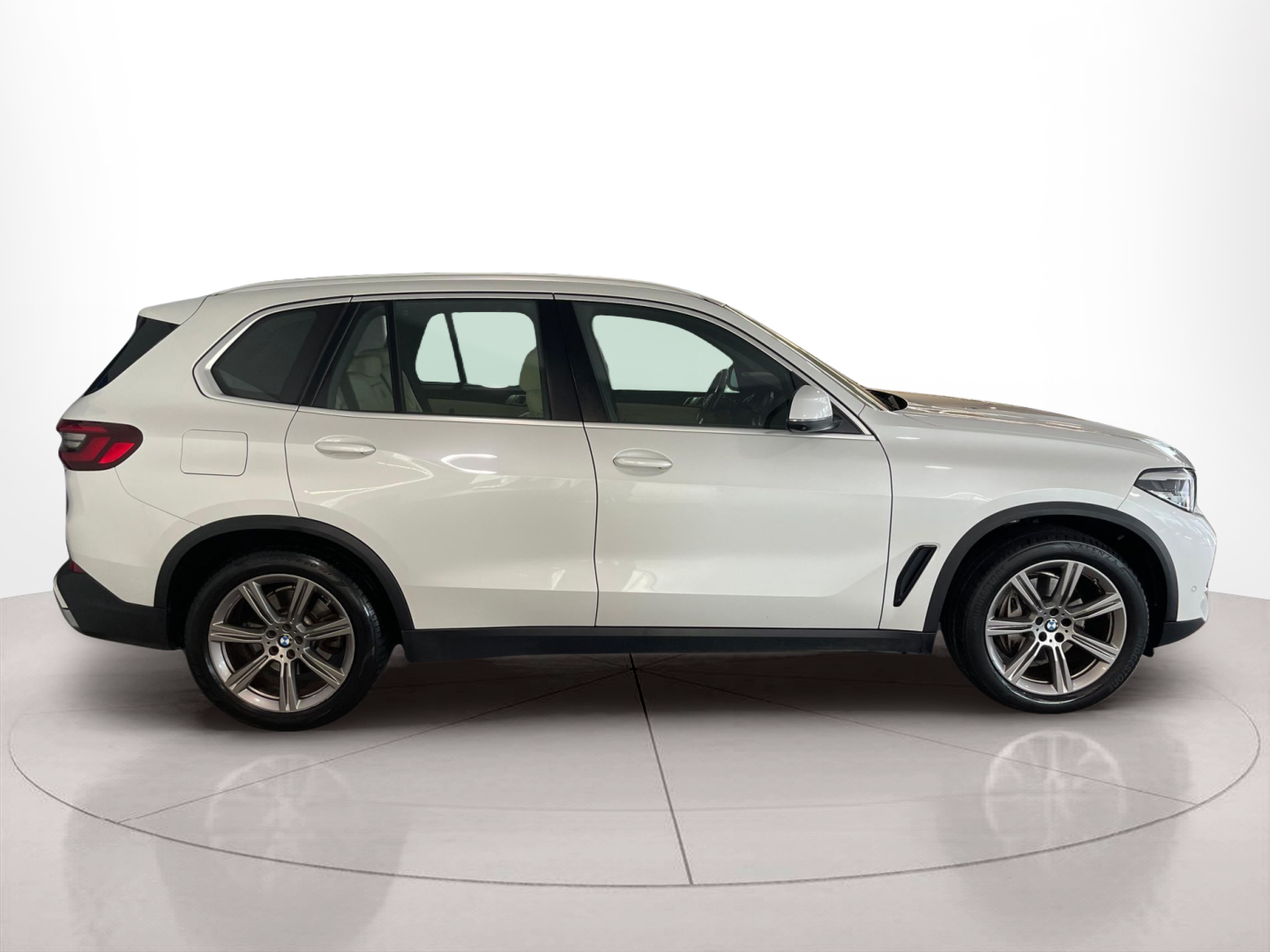 Fotos de BMW X5 xDrive30d color Blanco. Año 2020. 210KW(286CV). Diesel. En concesionario Santogal Carnaxide de Oeiras