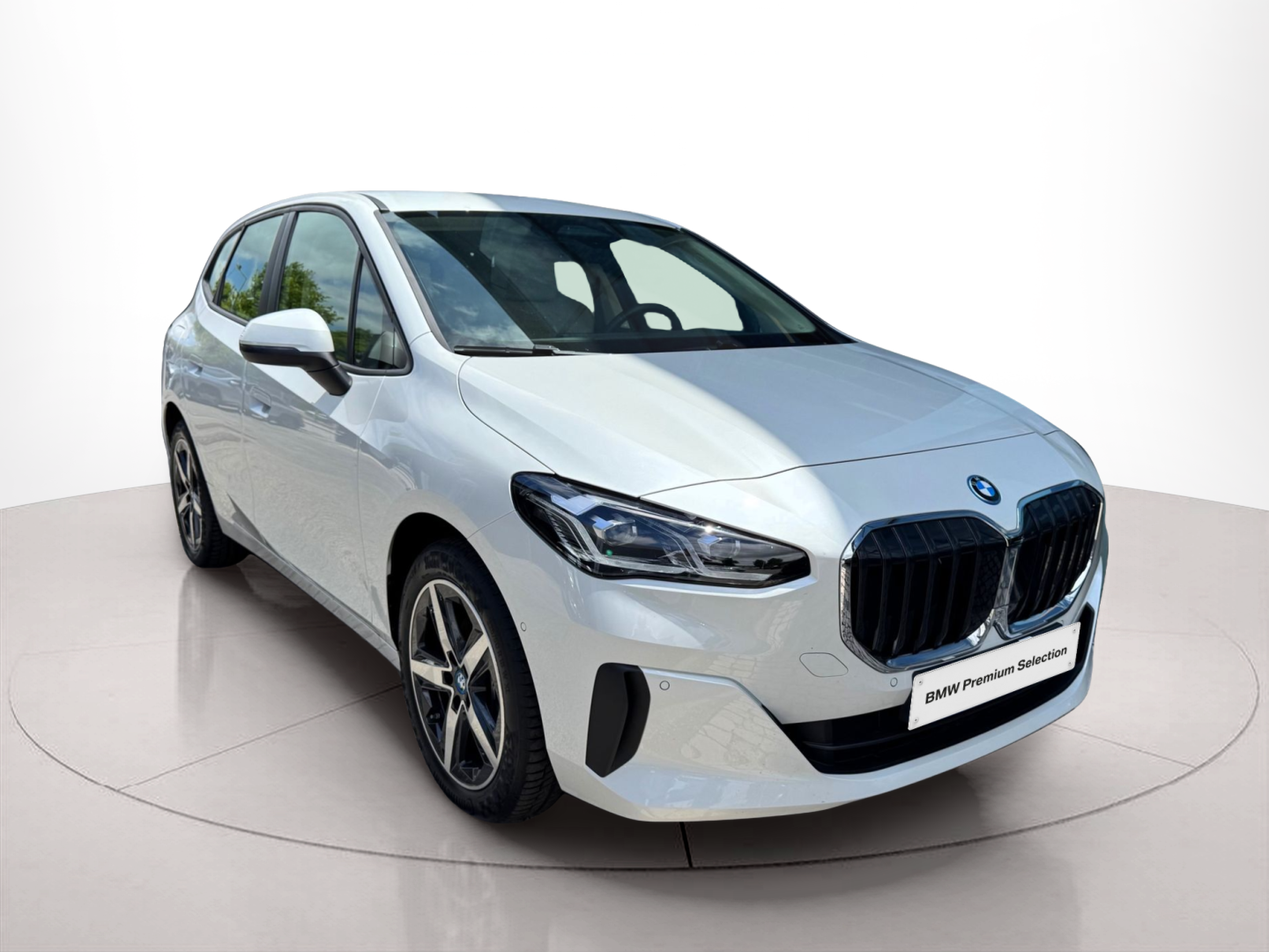 Fotos de BMW Série 2 225xe Active Tourer color Blanco. Año 2024. 180KW(245CV). Elétrico / Diesel Híbrido. En concesionario Santogal Oeiras de Oeiras