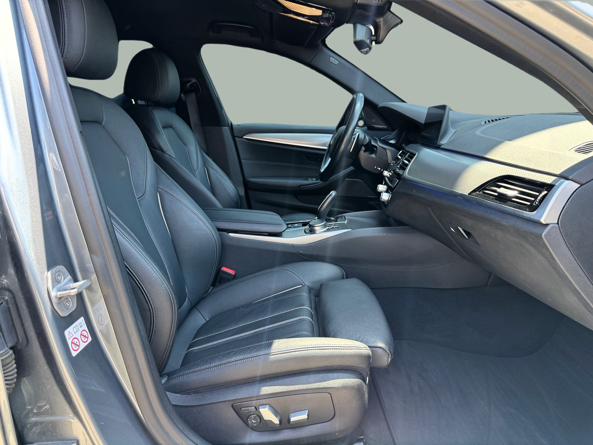 BMW Série 5 530e Berlina color Azul. Año 2019. 185KW(252CV). Elétrico / Gasolina Híbrido. En concesionario Santogal Oeiras de Oeiras