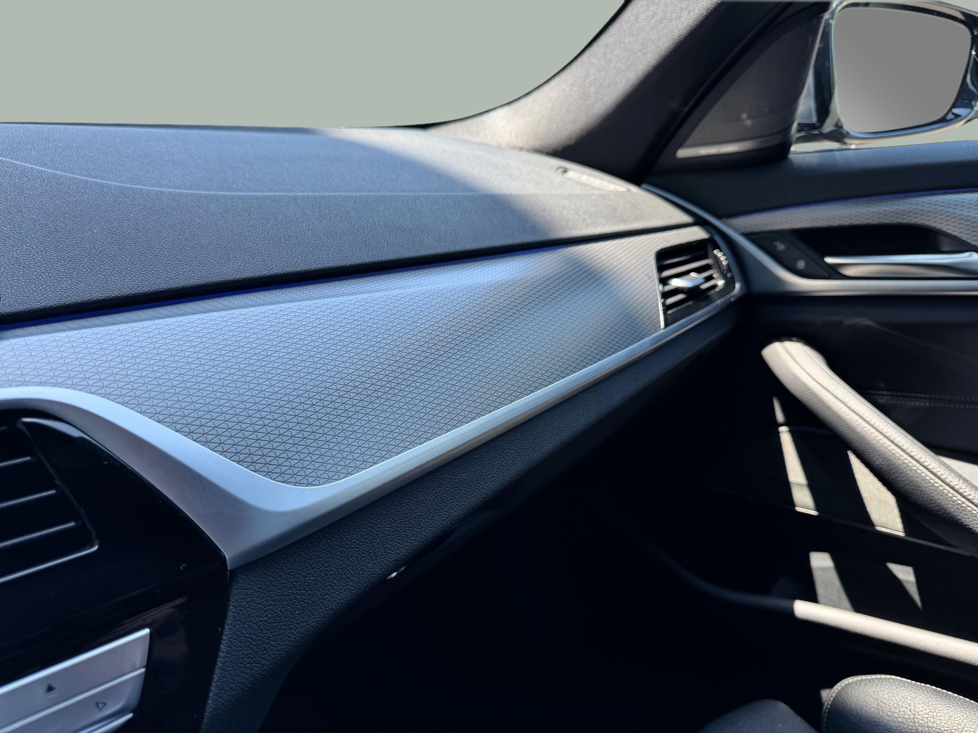 BMW Série 5 530e Berlina color Azul. Año 2019. 185KW(252CV). Elétrico / Gasolina Híbrido. En concesionario Santogal Oeiras de Oeiras