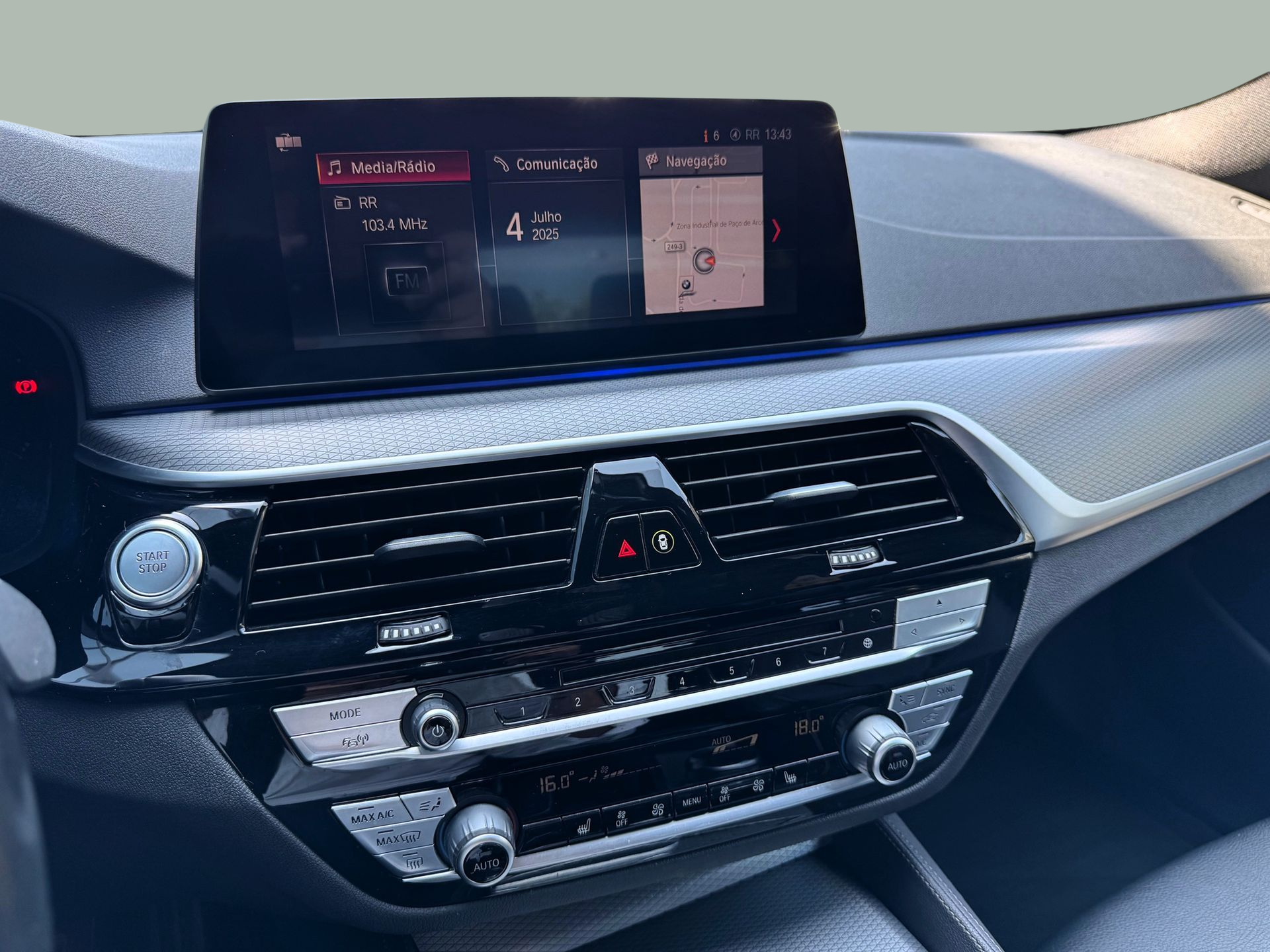 BMW Série 5 530e Berlina color Azul. Año 2019. 185KW(252CV). Elétrico / Gasolina Híbrido. En concesionario Santogal Oeiras de Oeiras