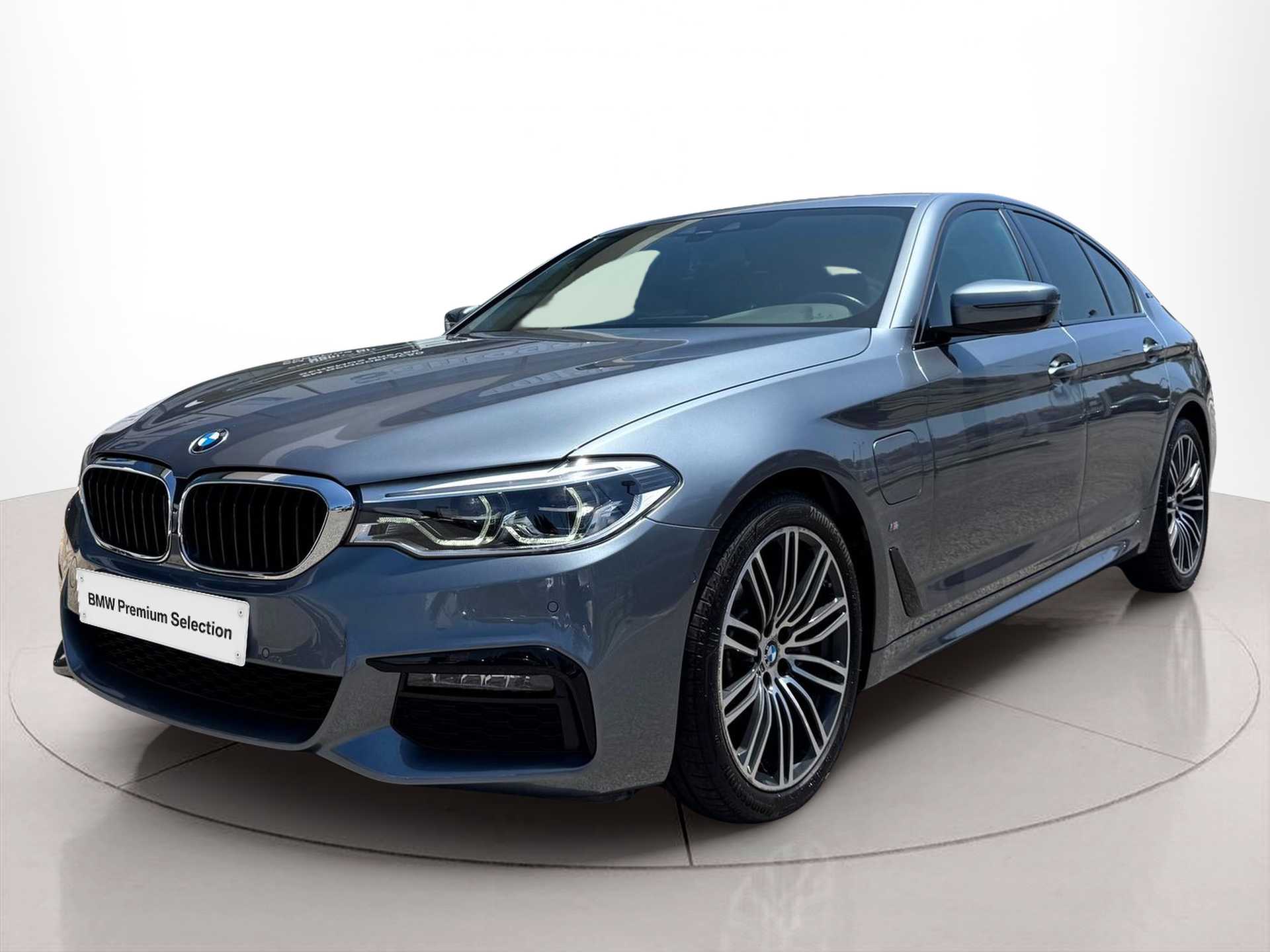 Fotos de BMW Série 5 530e Berlina color Azul. Año 2019. 185KW(252CV). Elétrico / Gasolina Híbrido. En concesionario Santogal Oeiras de Oeiras