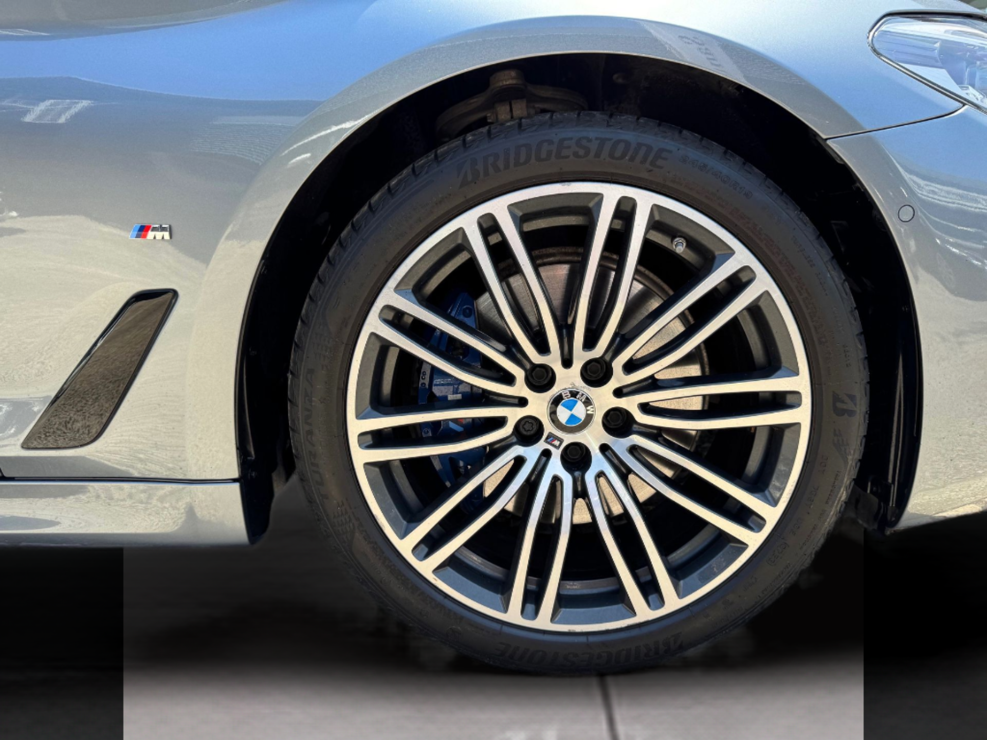 BMW Série 5 530e Berlina color Azul. Año 2019. 185KW(252CV). Elétrico / Gasolina Híbrido. En concesionario Santogal Oeiras de Oeiras