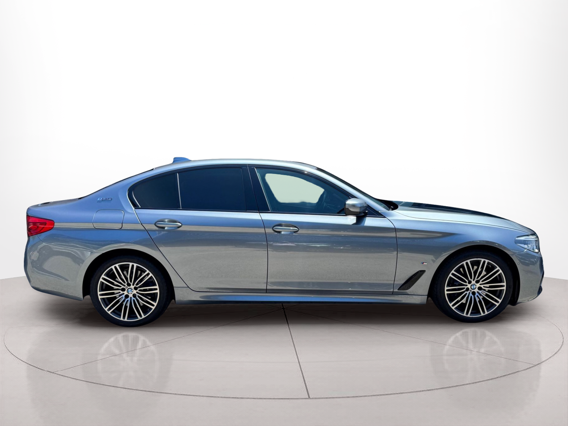 Fotos de BMW Série 5 530e Berlina color Azul. Año 2019. 185KW(252CV). Elétrico / Gasolina Híbrido. En concesionario Santogal Oeiras de Oeiras