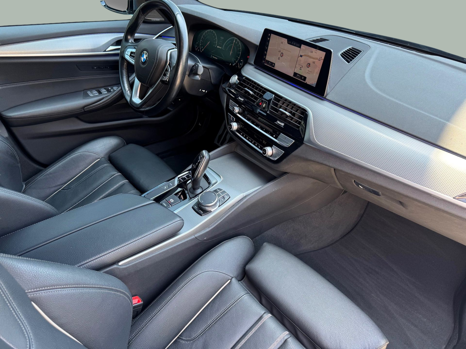 BMW Série 5 530e Berlina color Azul. Año 2019. 185KW(252CV). Elétrico / Gasolina Híbrido. En concesionario Santogal Oeiras de Oeiras
