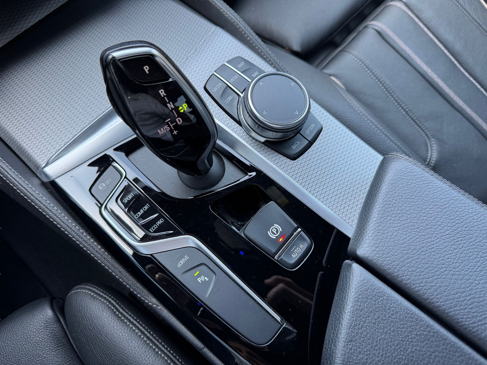 BMW Série 5 530e Berlina color Azul. Año 2019. 185KW(252CV). Elétrico / Gasolina Híbrido. En concesionario Santogal Oeiras de Oeiras