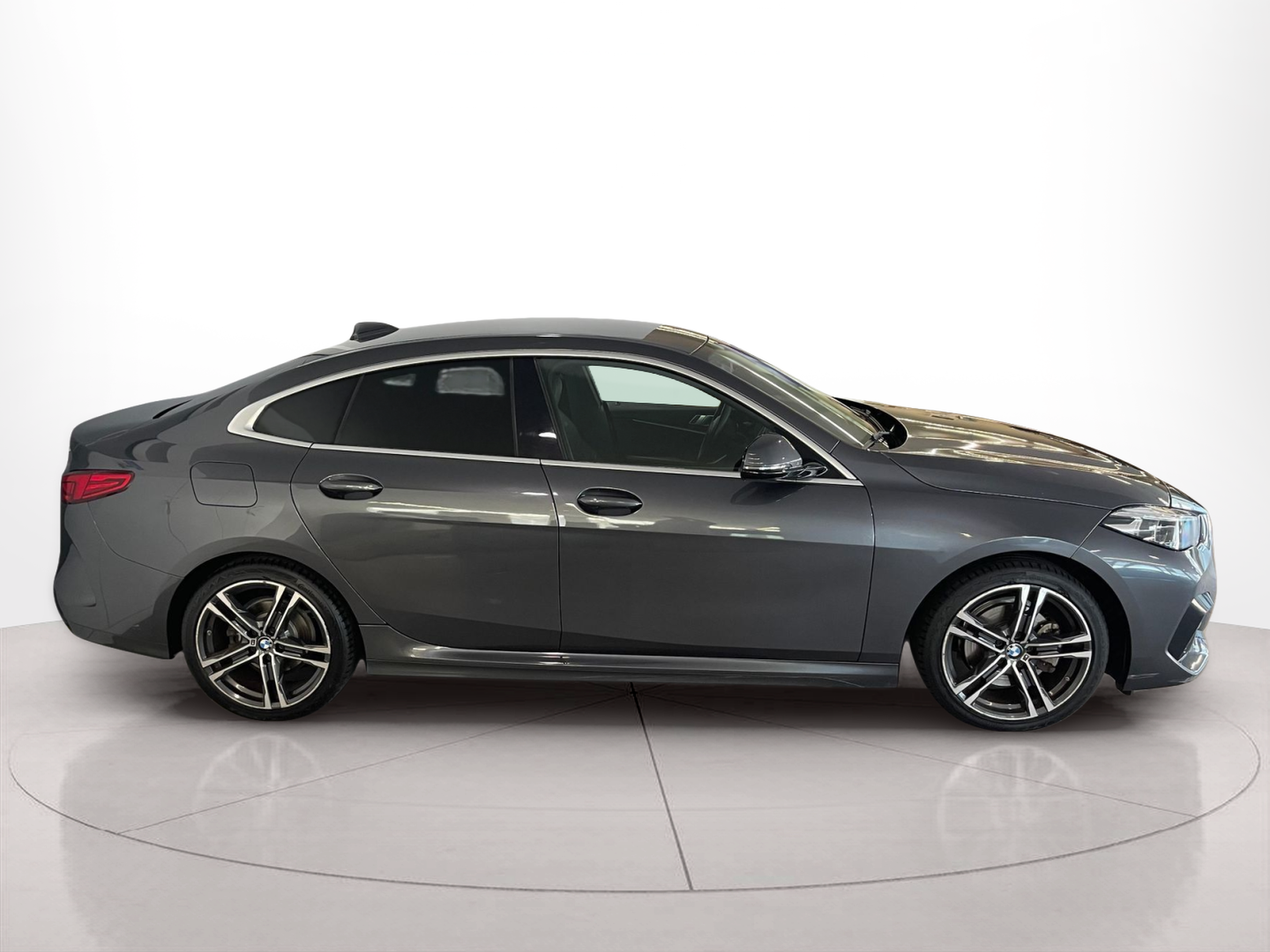 Fotos de BMW Série 2 216d Gran Coupe color Gris. Año 2021. 85KW(116CV). Diesel. En concesionario Santogal Carnaxide de Oeiras