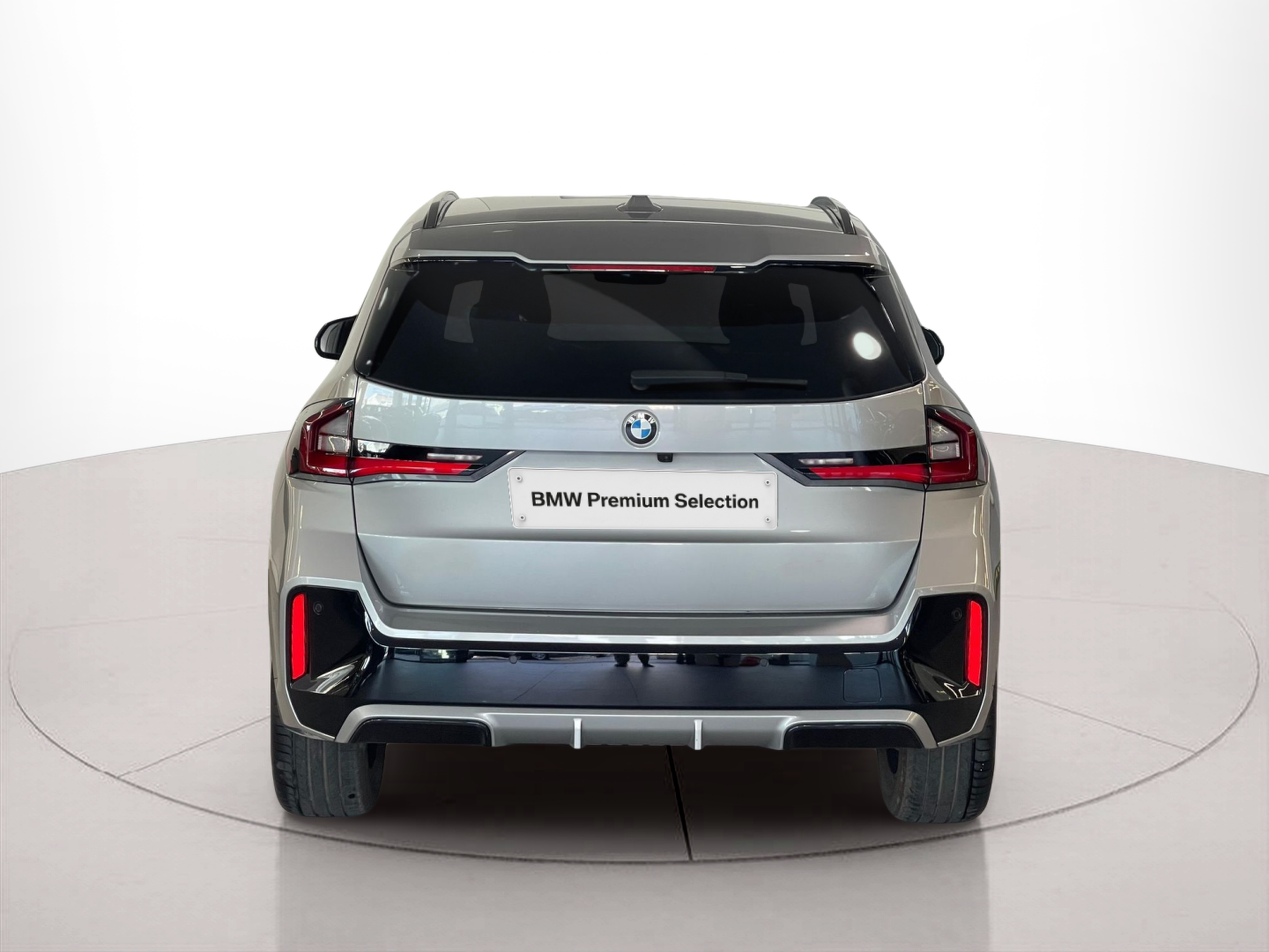 BMW X1 sDrive18i color Gris Plata. Año 2024. 100KW(136CV). Gasolina. En concesionario Santogal Carnaxide de Oeiras