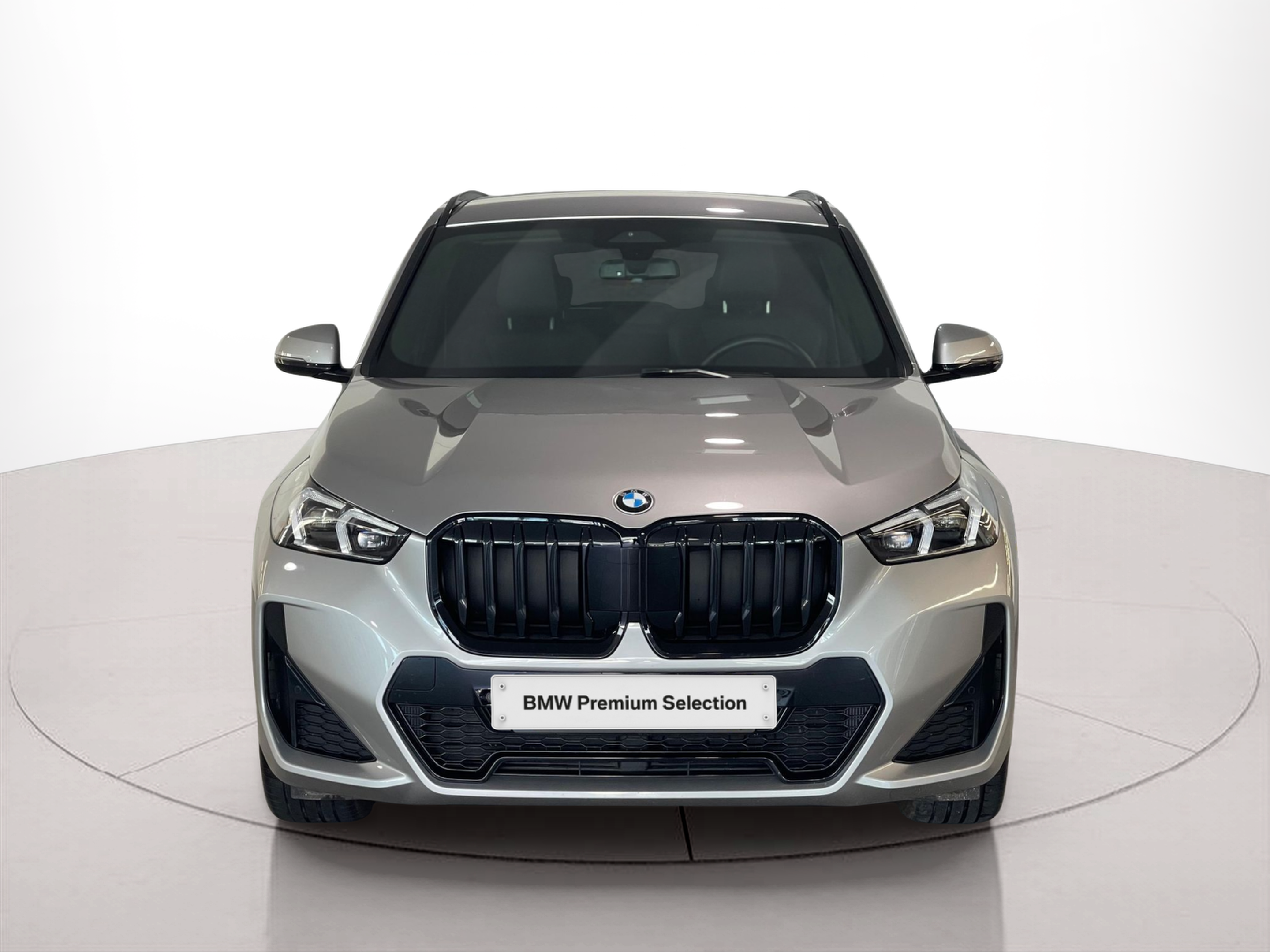 Fotos de BMW X1 sDrive18i color Gris Plata. Año 2024. 100KW(136CV). Gasolina. En concesionario Santogal Carnaxide de Oeiras