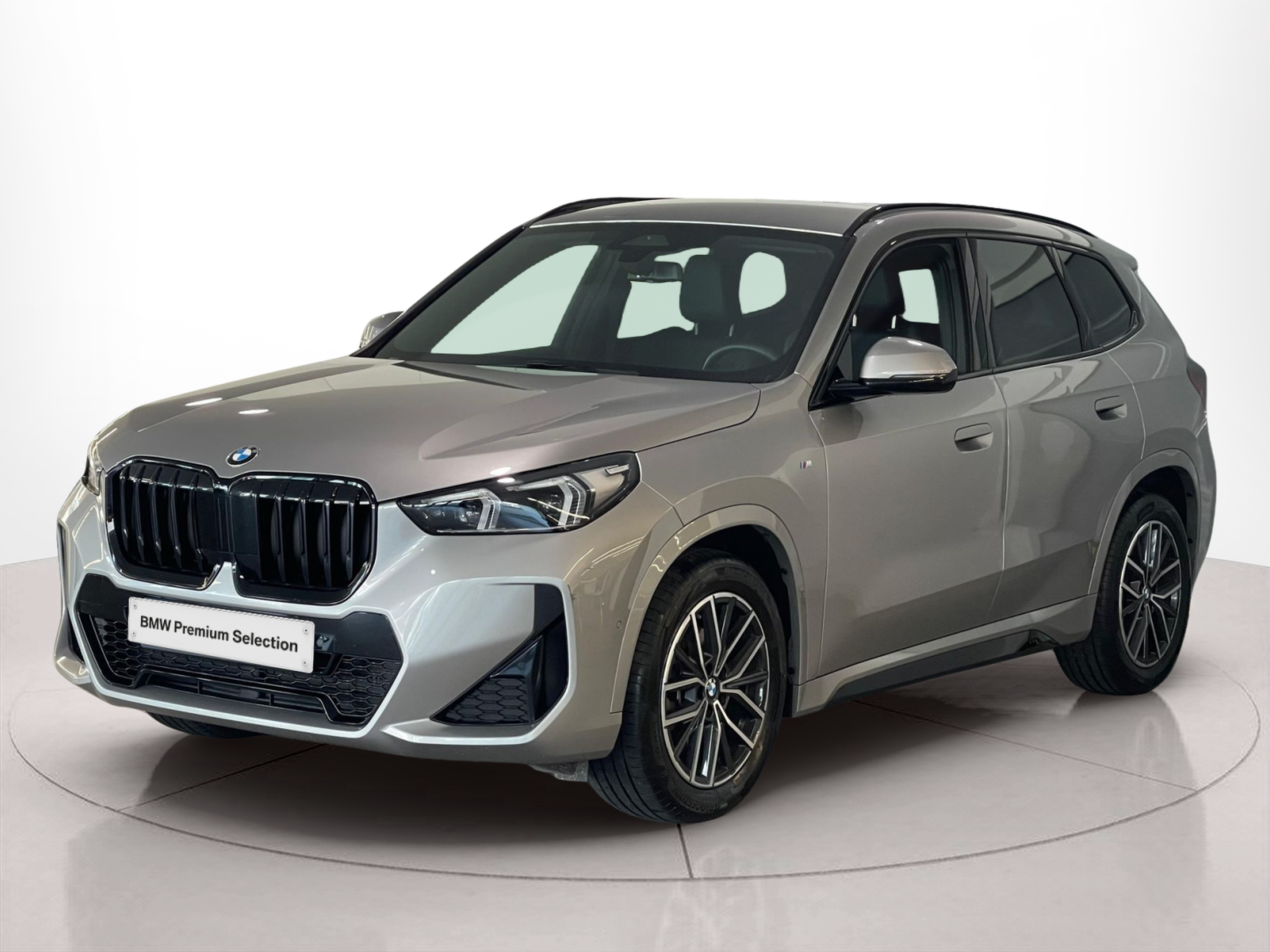 Fotos de BMW X1 sDrive18i color Gris Plata. Año 2024. 100KW(136CV). Gasolina. En concesionario Santogal Carnaxide de Oeiras