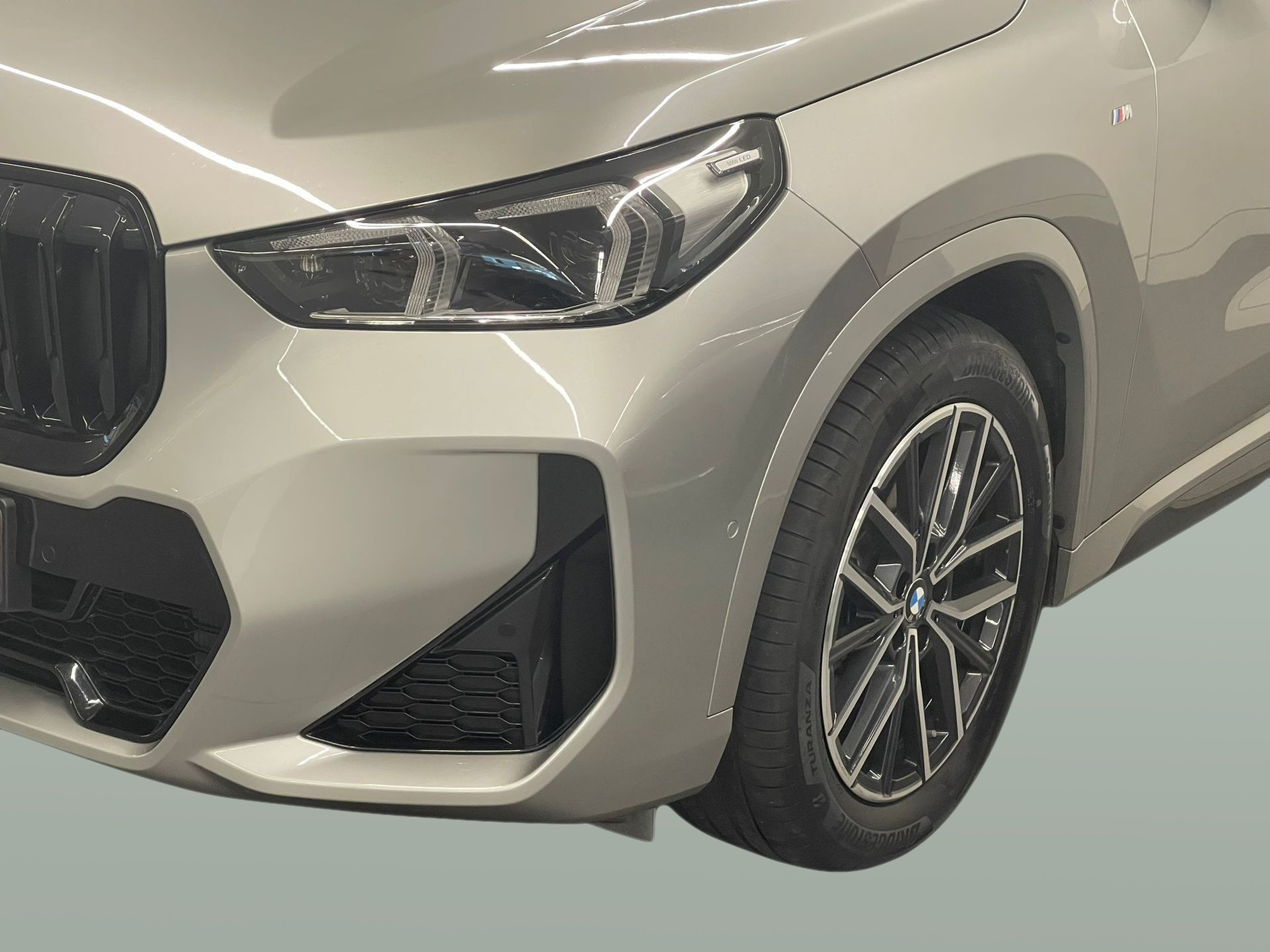 BMW X1 sDrive18i color Gris Plata. Año 2024. 100KW(136CV). Gasolina. En concesionario Santogal Carnaxide de Oeiras