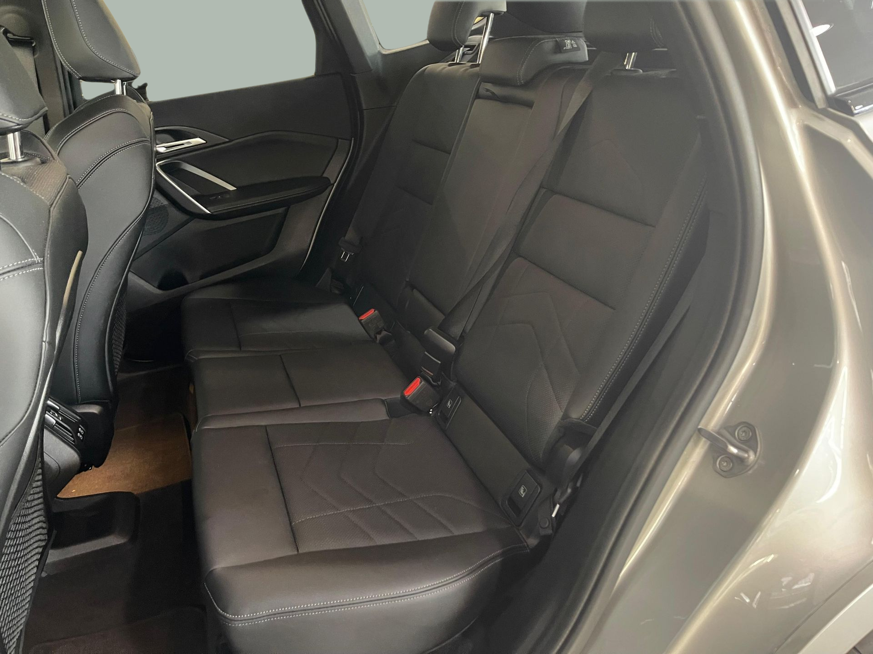 BMW X1 sDrive18i color Gris Plata. Año 2024. 100KW(136CV). Gasolina. En concesionario Santogal Carnaxide de Oeiras