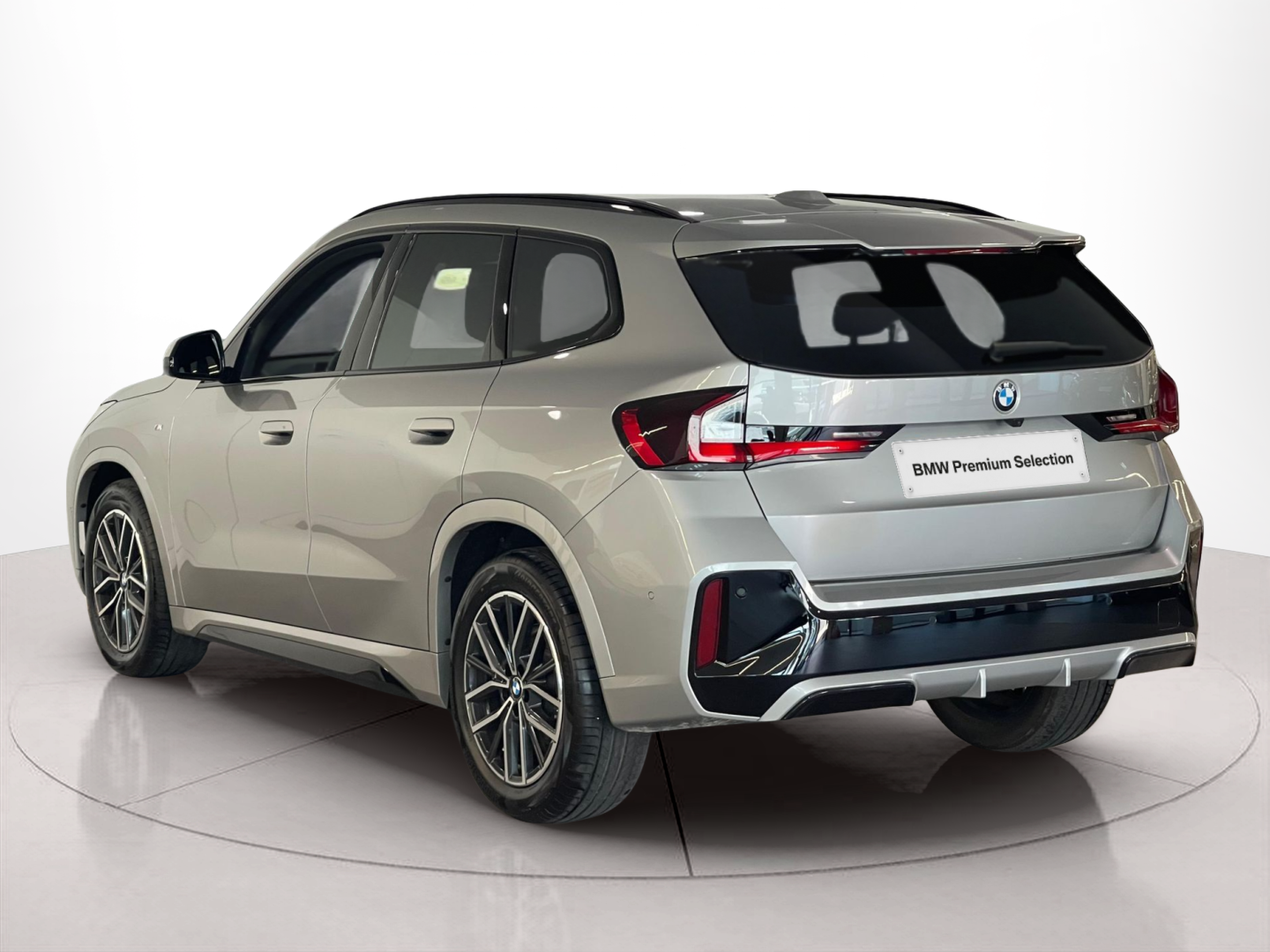BMW X1 sDrive18i color Gris Plata. Año 2024. 100KW(136CV). Gasolina. En concesionario Santogal Carnaxide de Oeiras