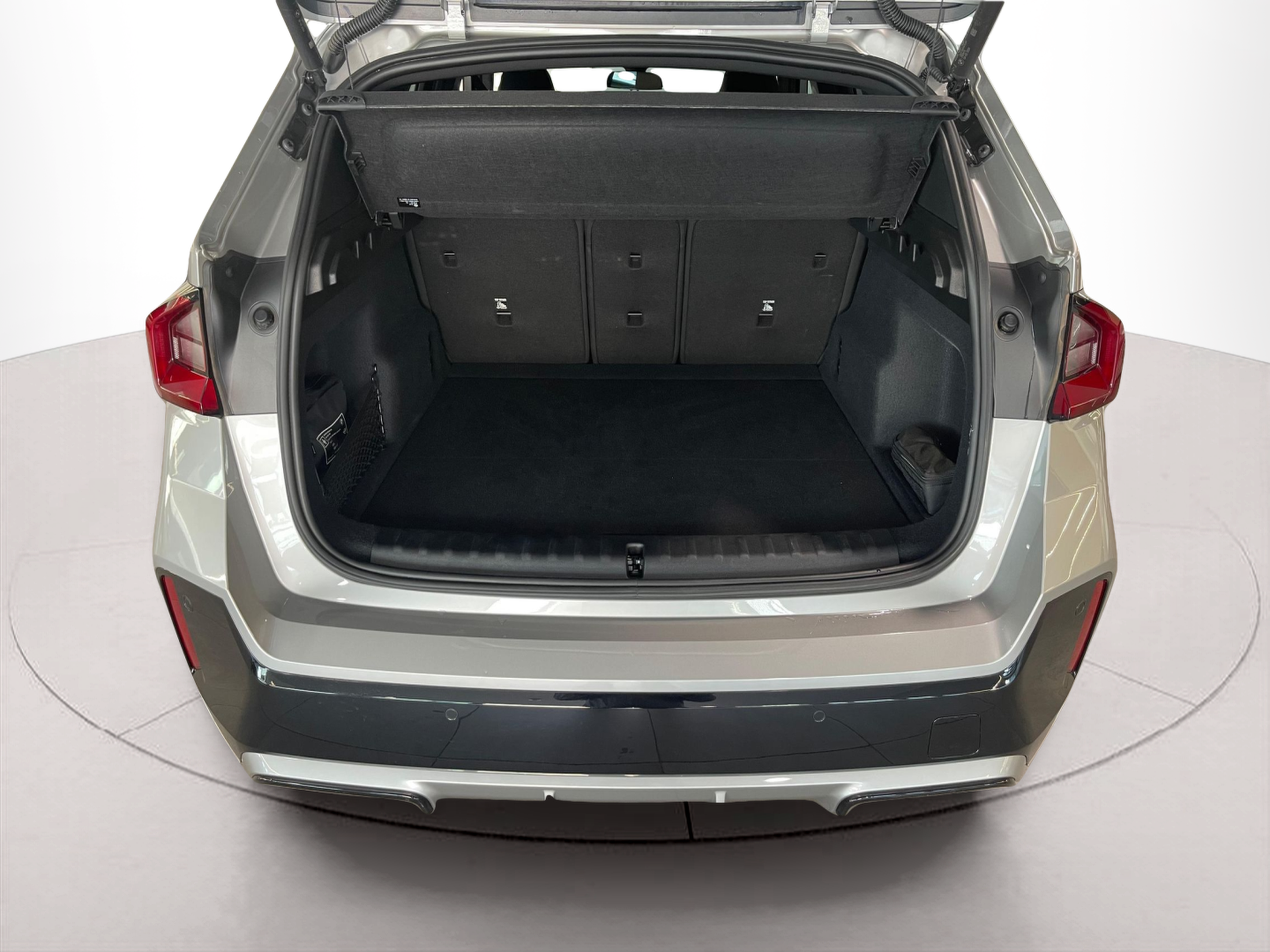 BMW X1 sDrive18i color Gris Plata. Año 2024. 100KW(136CV). Gasolina. En concesionario Santogal Carnaxide de Oeiras
