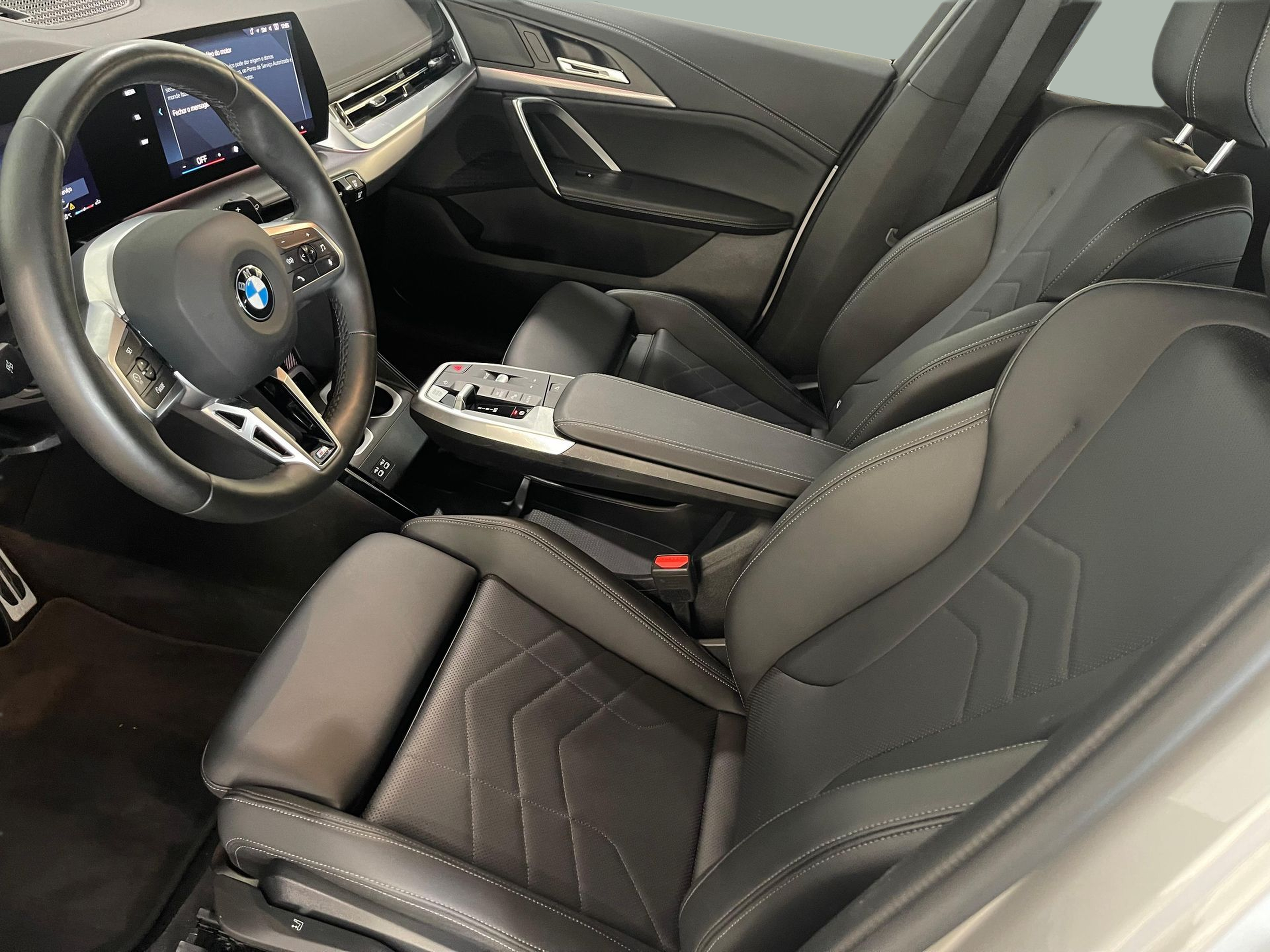 BMW X1 sDrive18i color Gris Plata. Año 2024. 100KW(136CV). Gasolina. En concesionario Santogal Carnaxide de Oeiras