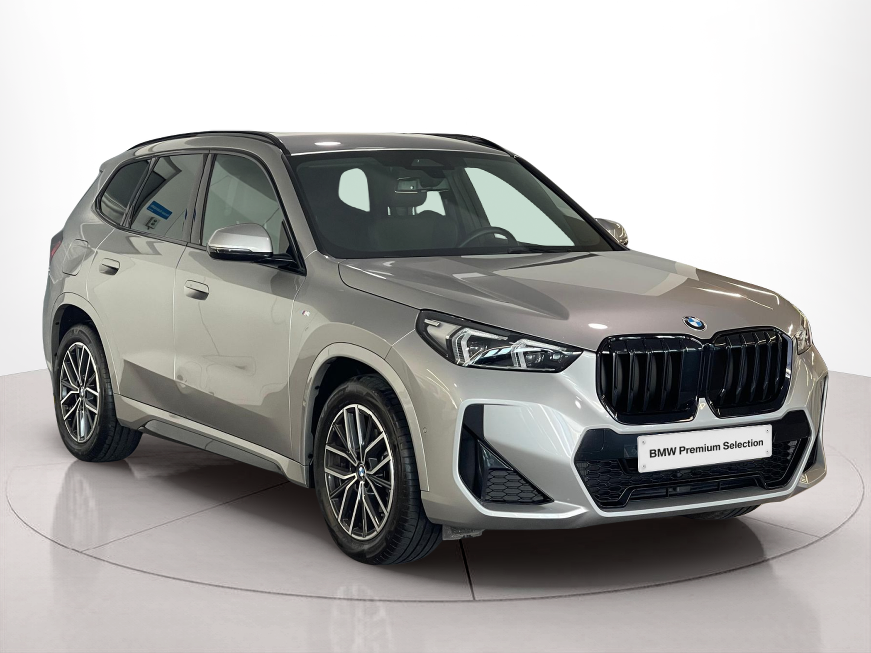 BMW X1 sDrive18i color Gris Plata. Año 2024. 100KW(136CV). Gasolina. En concesionario Santogal Carnaxide de Oeiras
