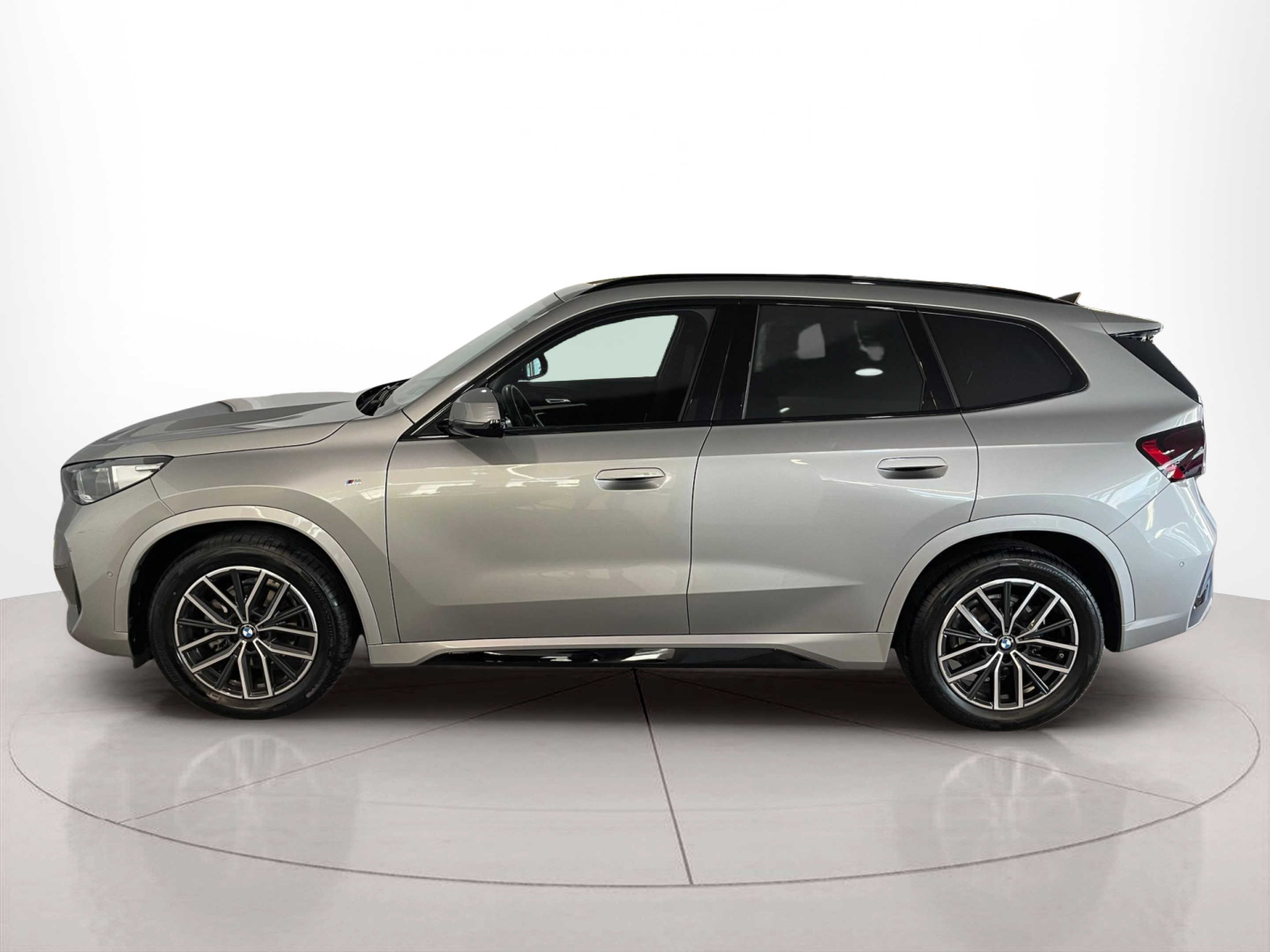 Fotos de BMW X1 sDrive18i color Gris Plata. Año 2024. 100KW(136CV). Gasolina. En concesionario Santogal Carnaxide de Oeiras