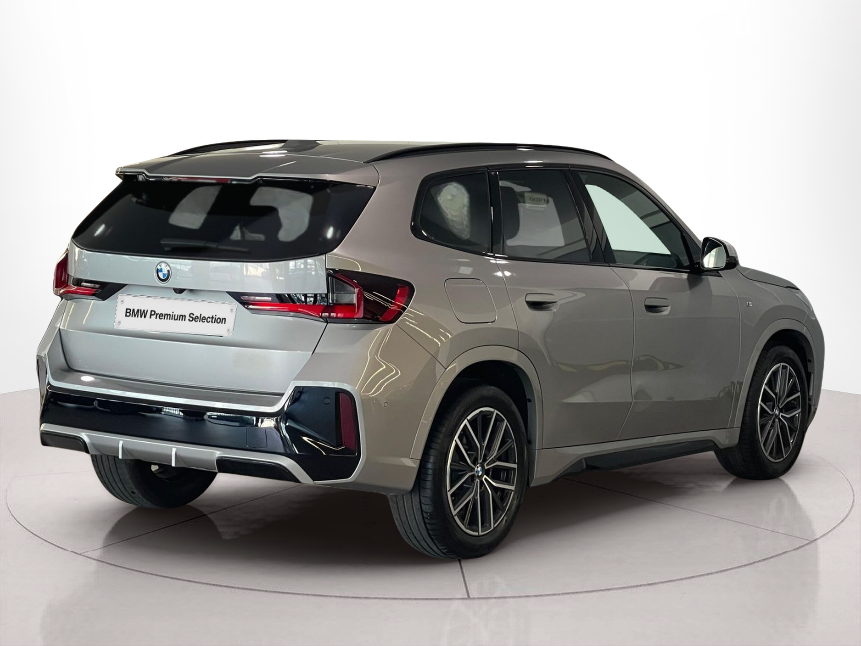BMW X1 sDrive18i color Gris Plata. Año 2024. 100KW(136CV). Gasolina. En concesionario Santogal Carnaxide de Oeiras