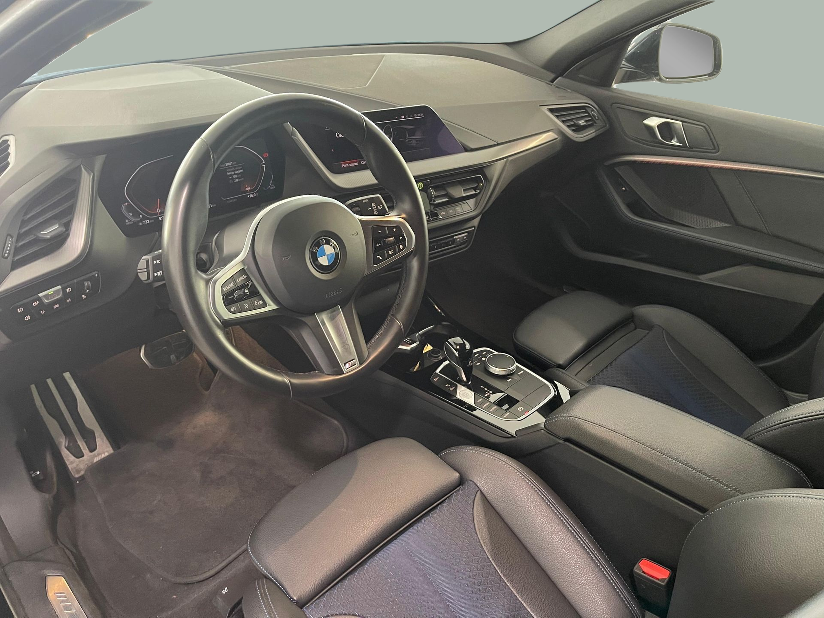 BMW Série 1 116d color Negro. Año 2024. 85KW(116CV). Diesel. En concesionario Santogal Carnaxide de Oeiras