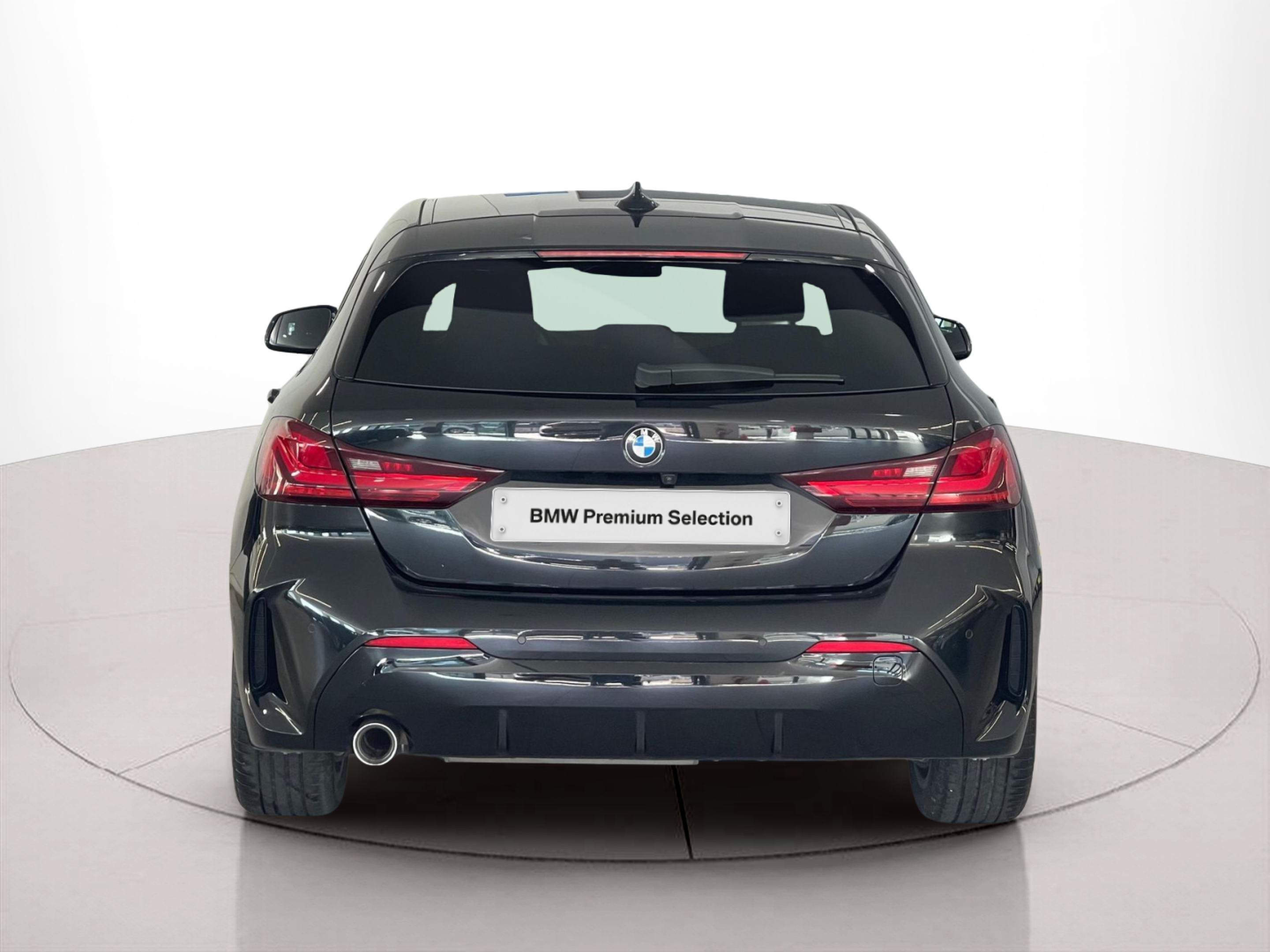 BMW Série 1 116d color Negro. Año 2024. 85KW(116CV). Diesel. En concesionario Santogal Carnaxide de Oeiras